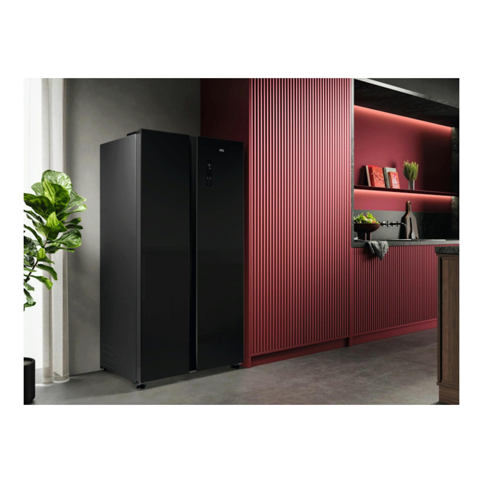 Frigorífico americano AEG TX6MR531EE negro, vista frontal en cocina moderna.