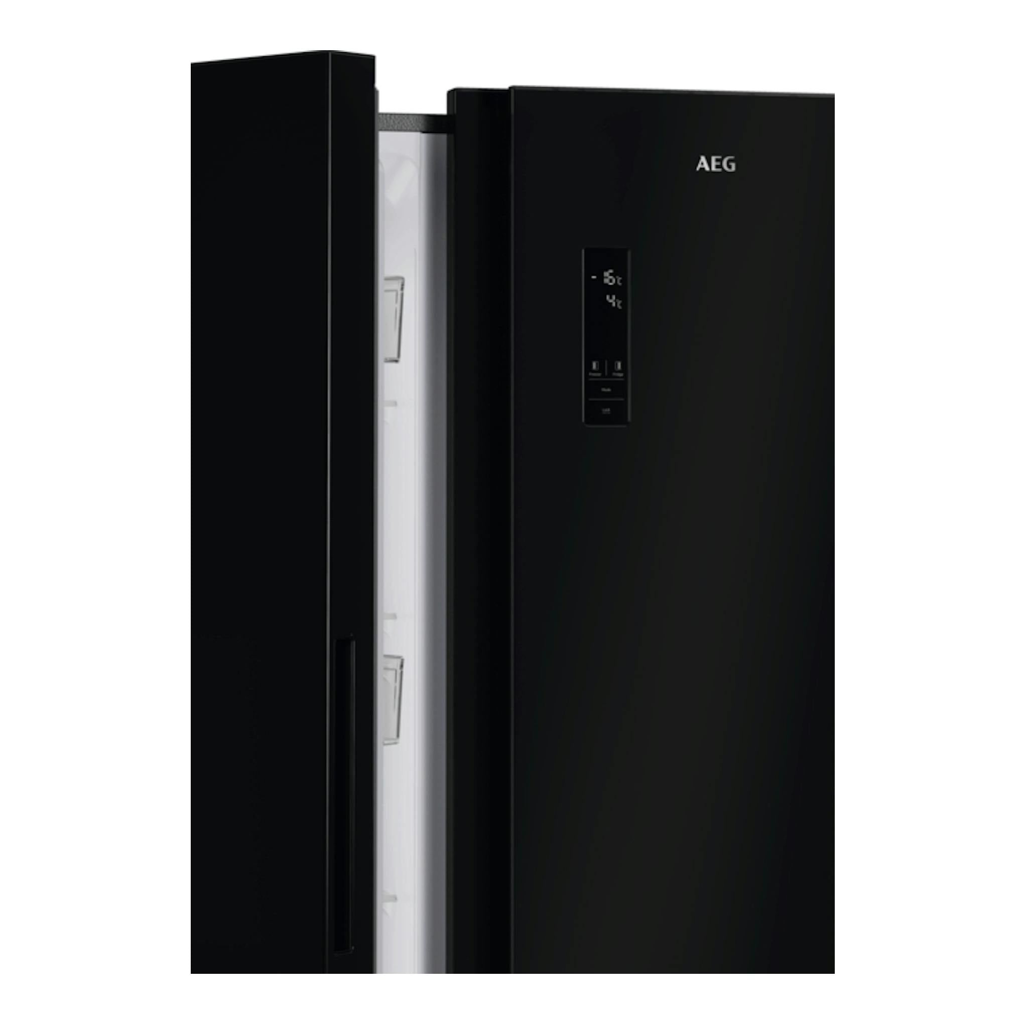 Frigorífico americano AEG TX6MR531EE negro, vista frontal con una puerta abierta y panel digital.