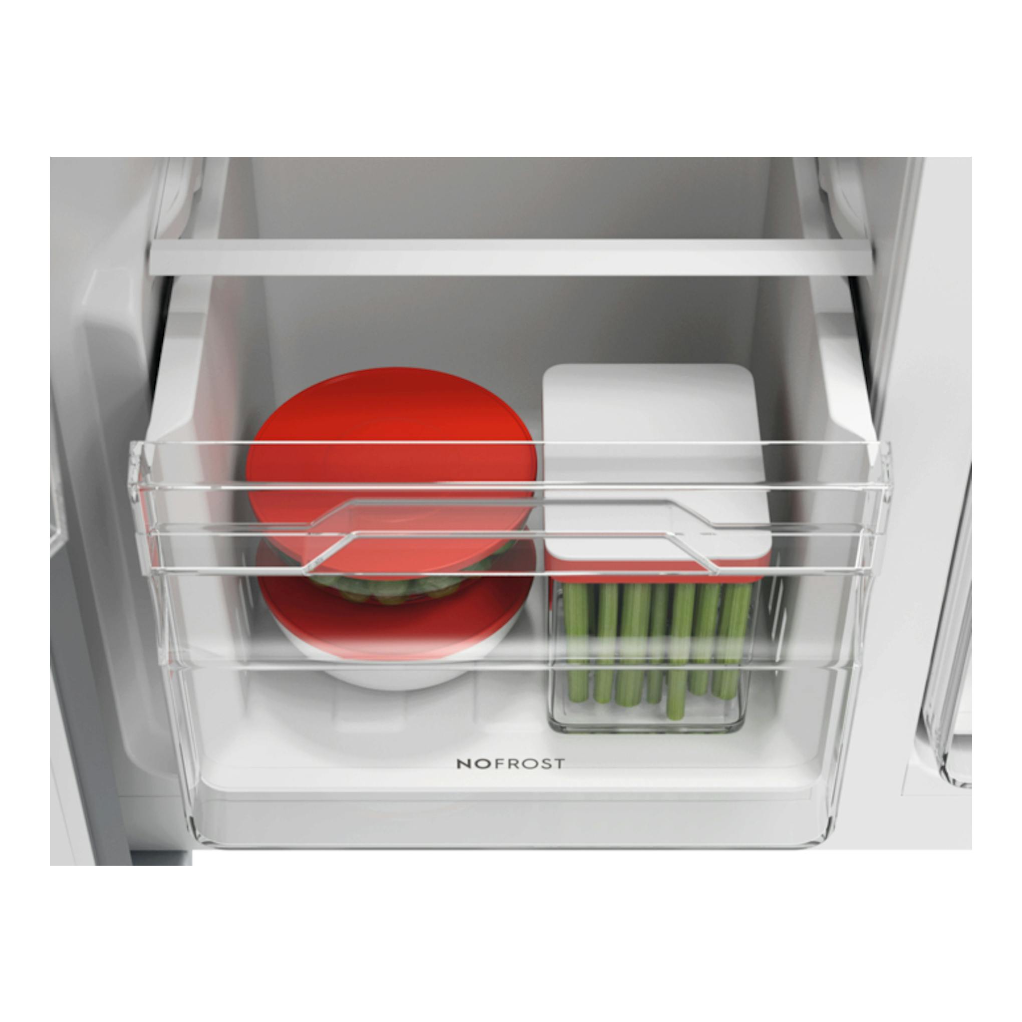 Interior de cajón NoFrost de frigorífico AEG TX6MR531EE, con recipientes y verduras, vista frontal.