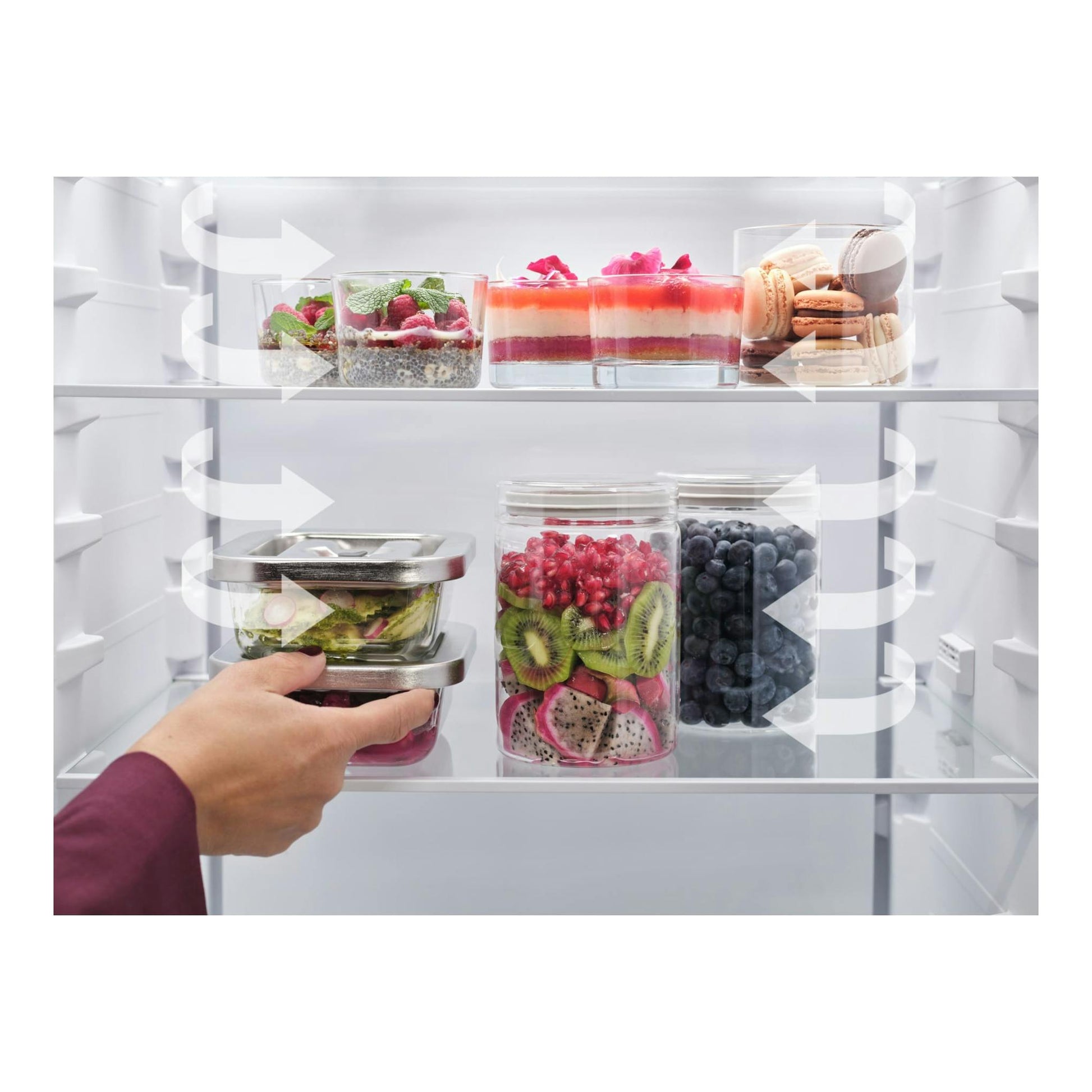 AEG TX6MR531EE, interior de frigorífico blanco con bandejas de fruta, postres y tarros.