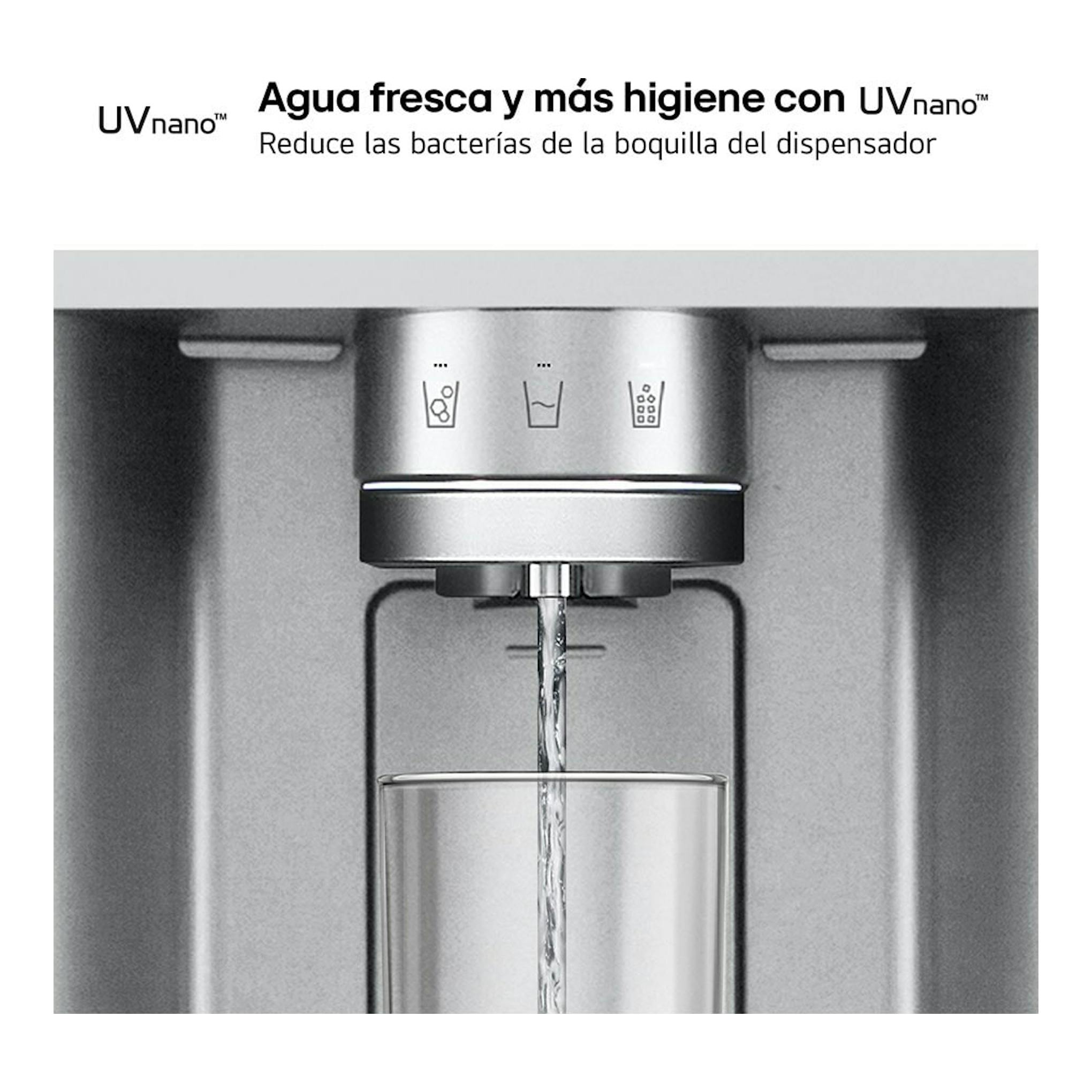 Dispensador de agua en frigorífico LG con UVnano, vista frontal en acero inoxidable, llenando un vaso.