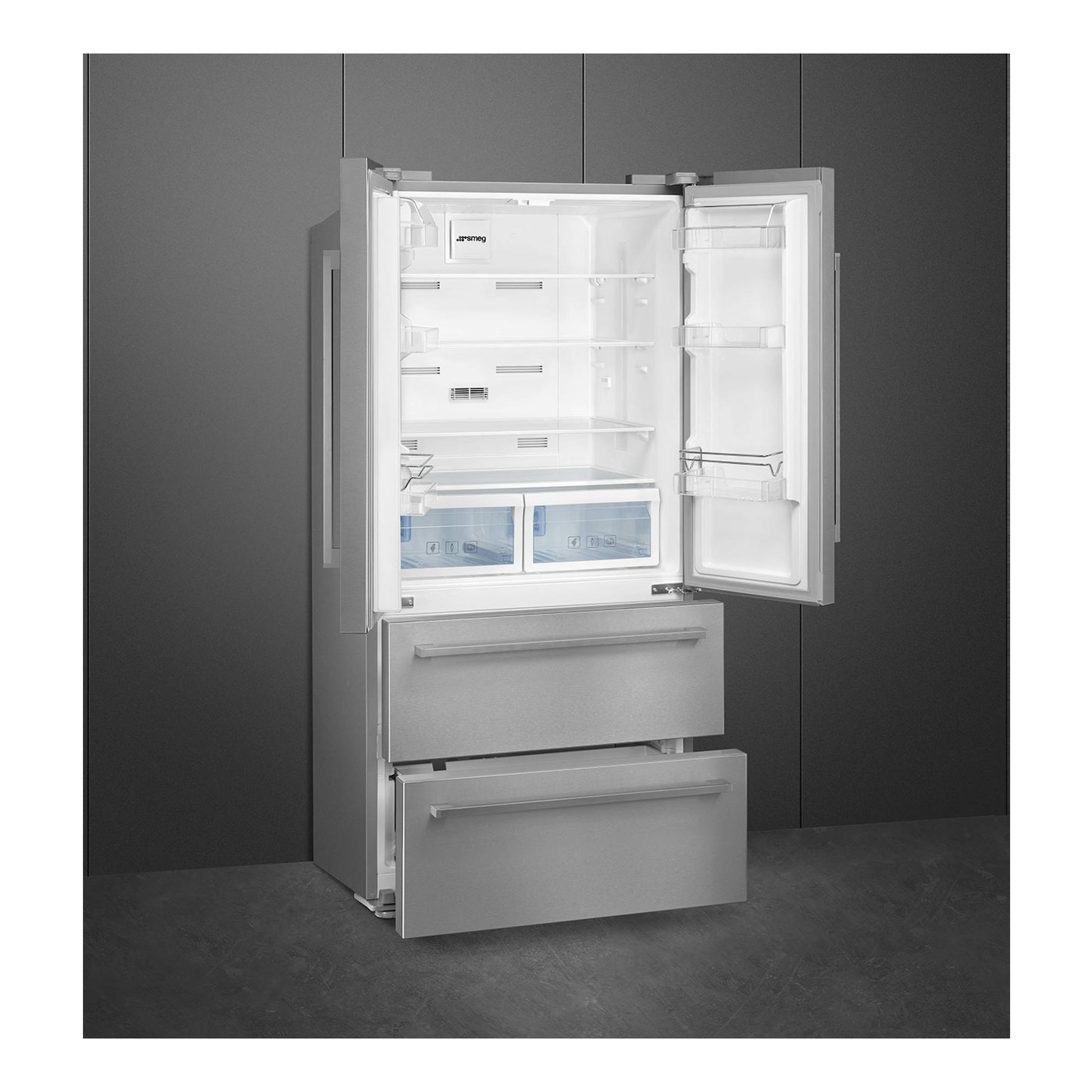 Frigorífico americano Smeg FQ55FXDE en inox, visto de frente con puertas abiertas y cajones inferiores abiertos
