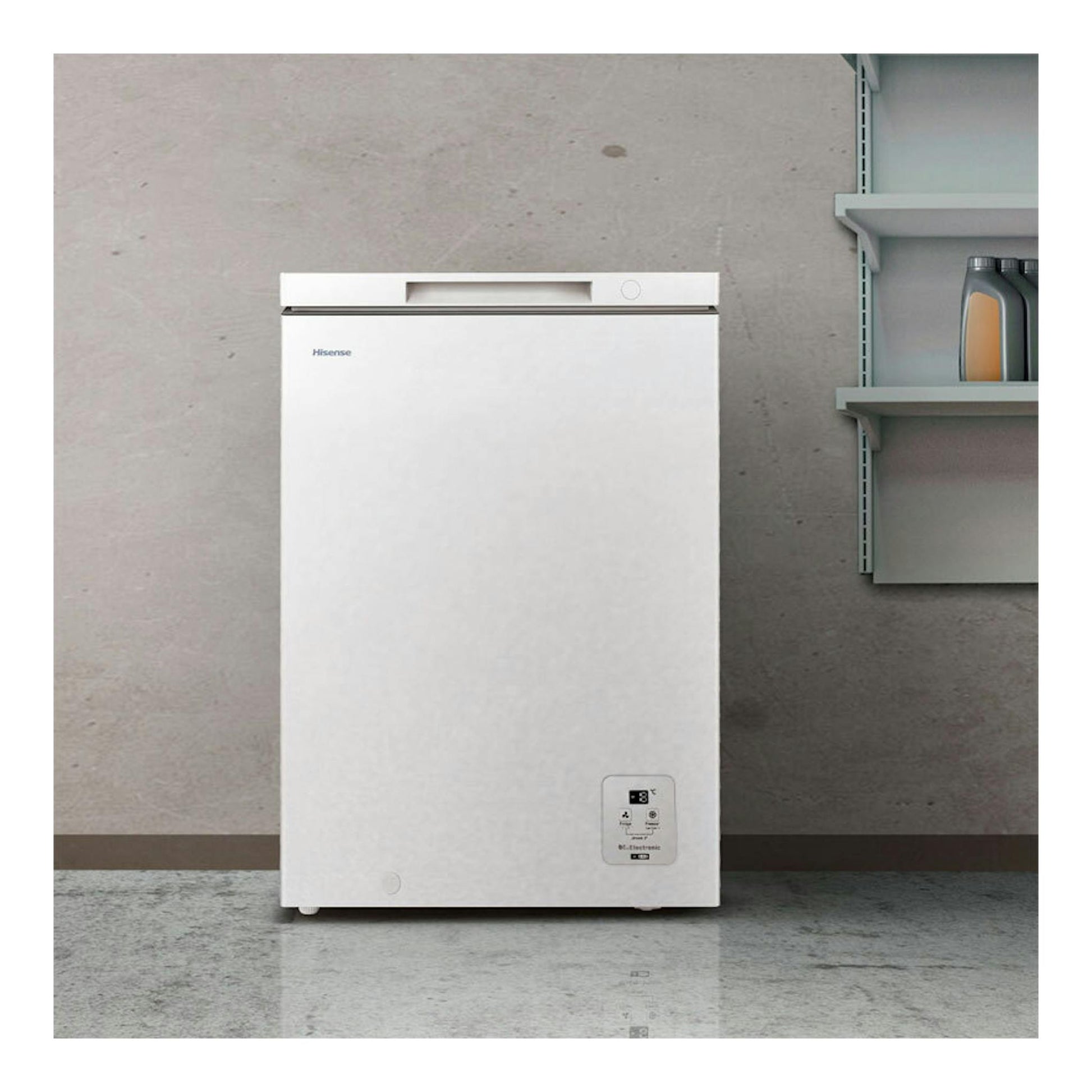 Arcón congelador Hisense FT100N1AWDL blanco, vista frontal, con panel en esquina inferior derecha.