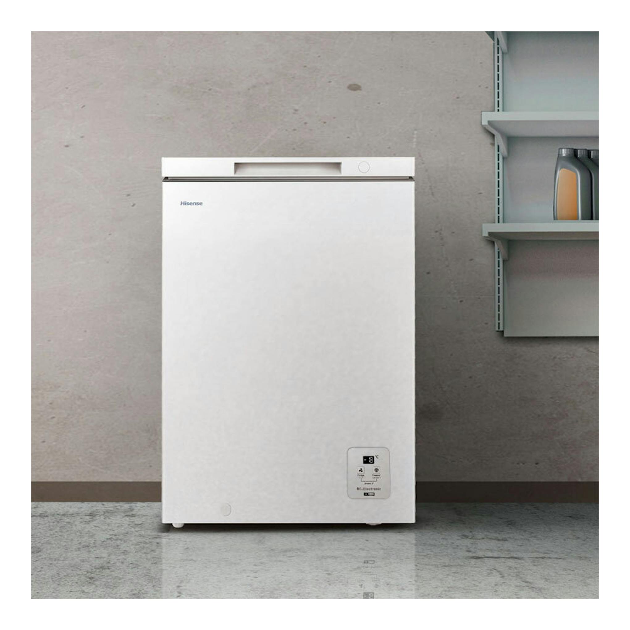 Arcón congelador Hisense FT100N1AWDL blanco, vista frontal, con panel en esquina inferior derecha.