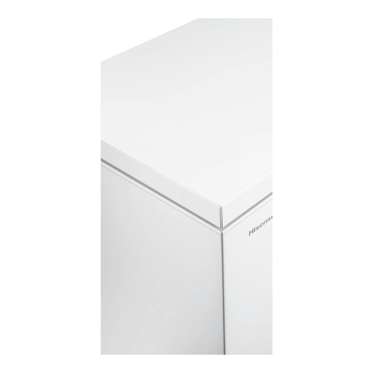 Arcón congelador blanco Hisense FT125D4AWE, vista en ángulo de la tapa y el frontal.