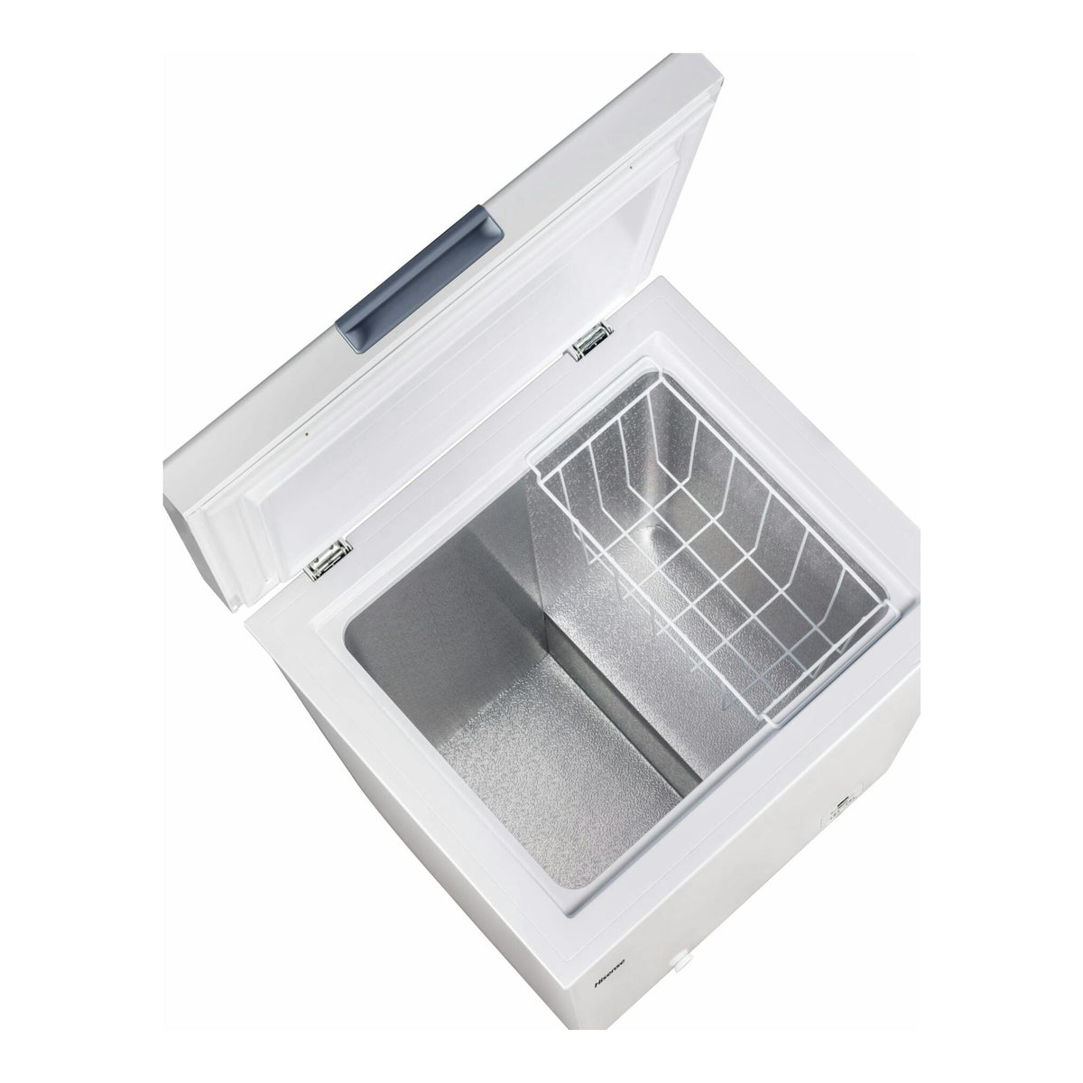 Arcón congelador Hisense FT125D4AWE blanco, vista cenital inclinada con tapa abierta y cesta interior.