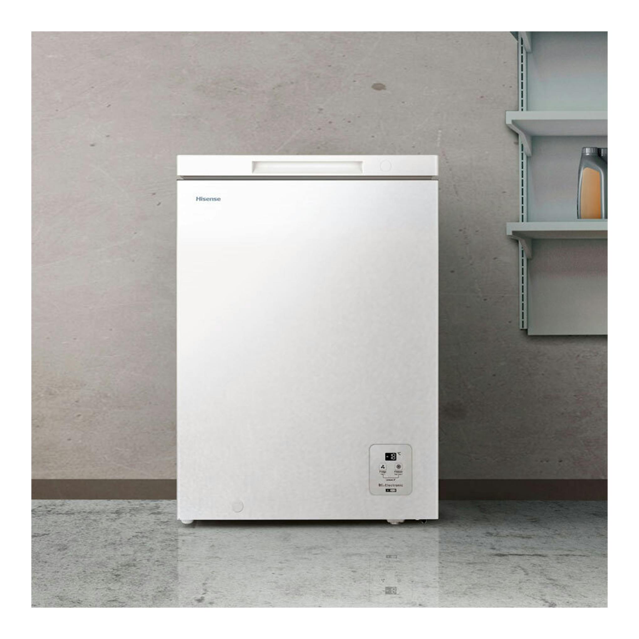Arcón congelador Hisense FT145N1AWDL blanco, vista frontal, con panel de control inferior derecho.