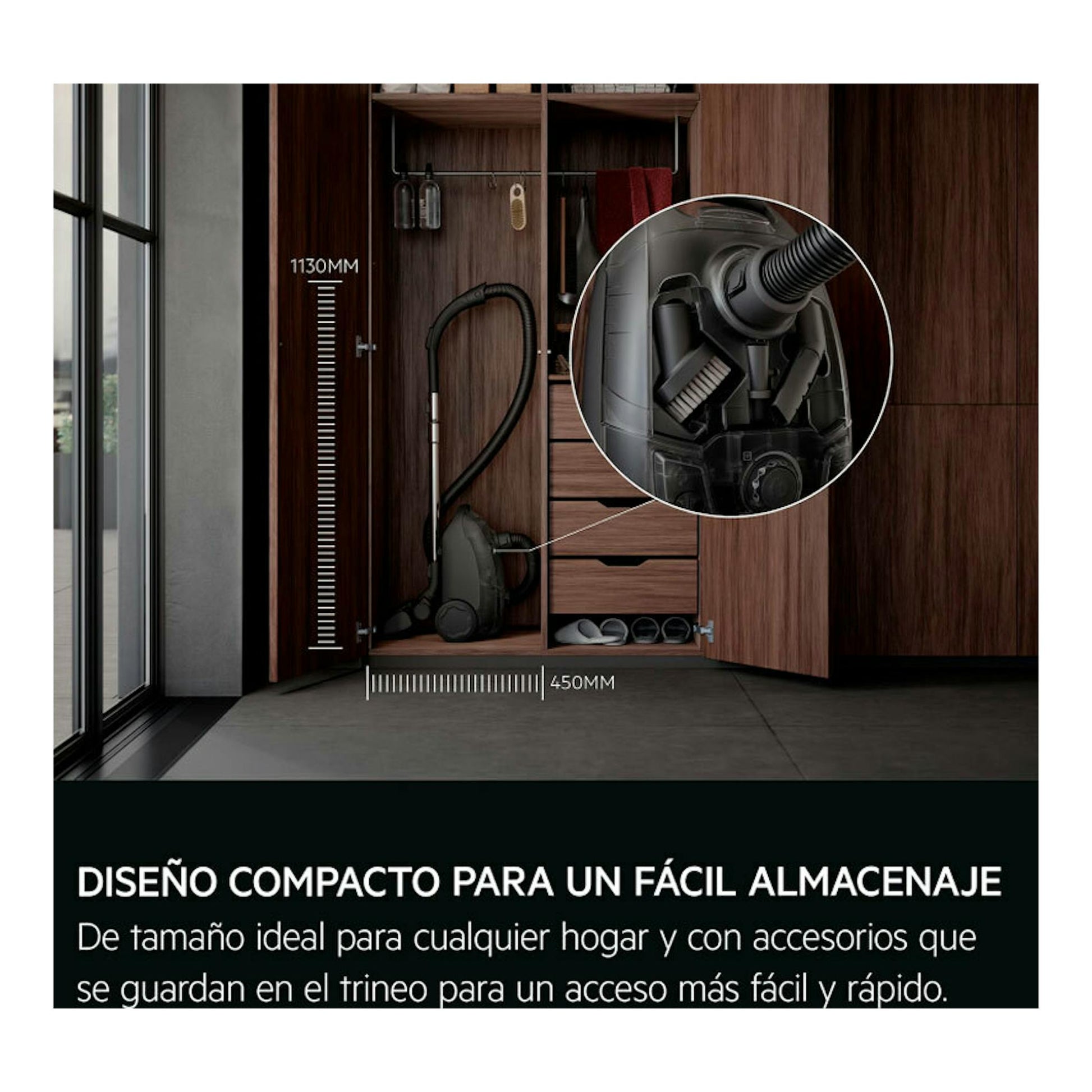 Aspirador AEG AB51C2SW negro en un armario, vista frontal, con detalle ampliado del compartimento de accesorios.