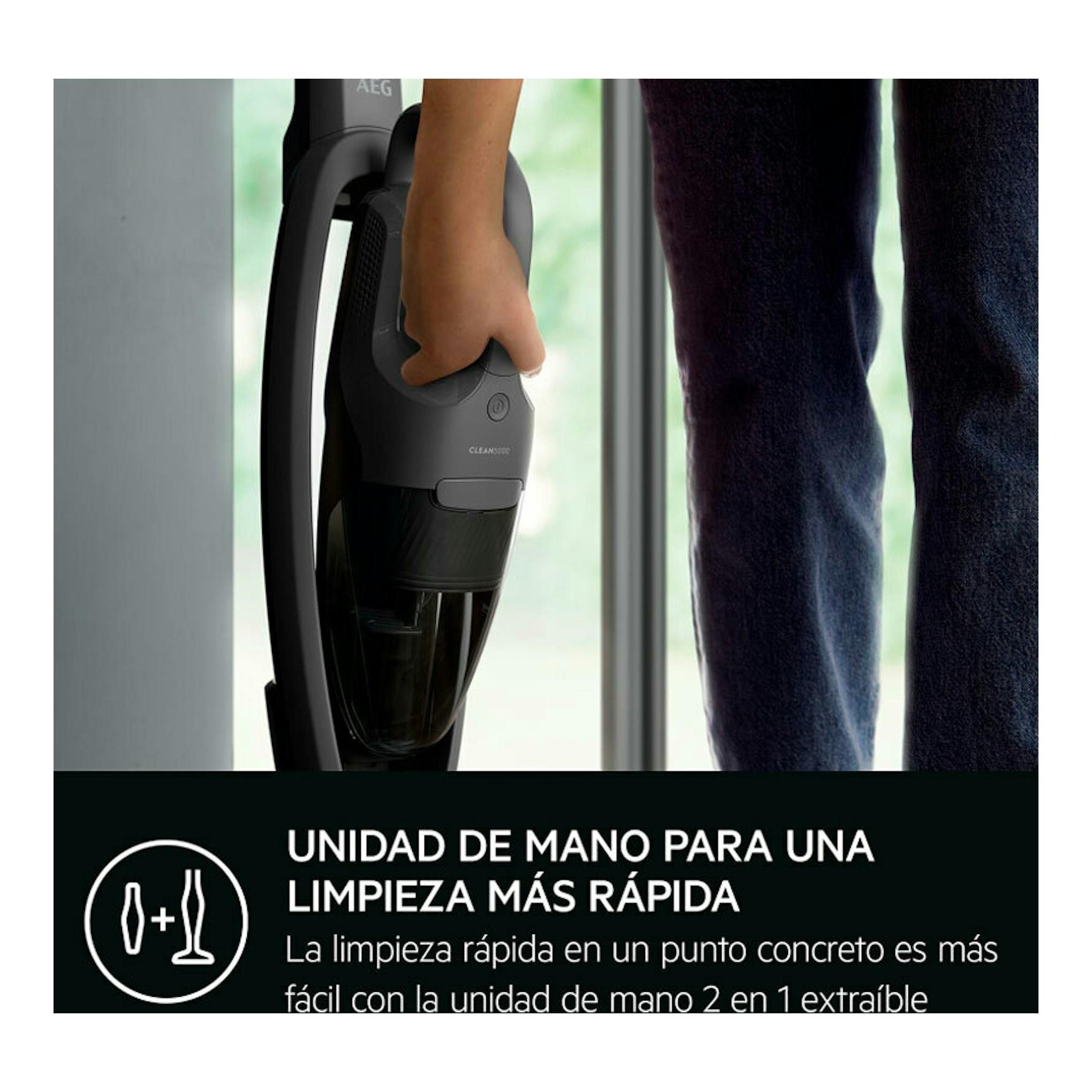 Aspirador AEG AS52CB18DG negro, vista lateral, con unidad de mano extraíble en uso.