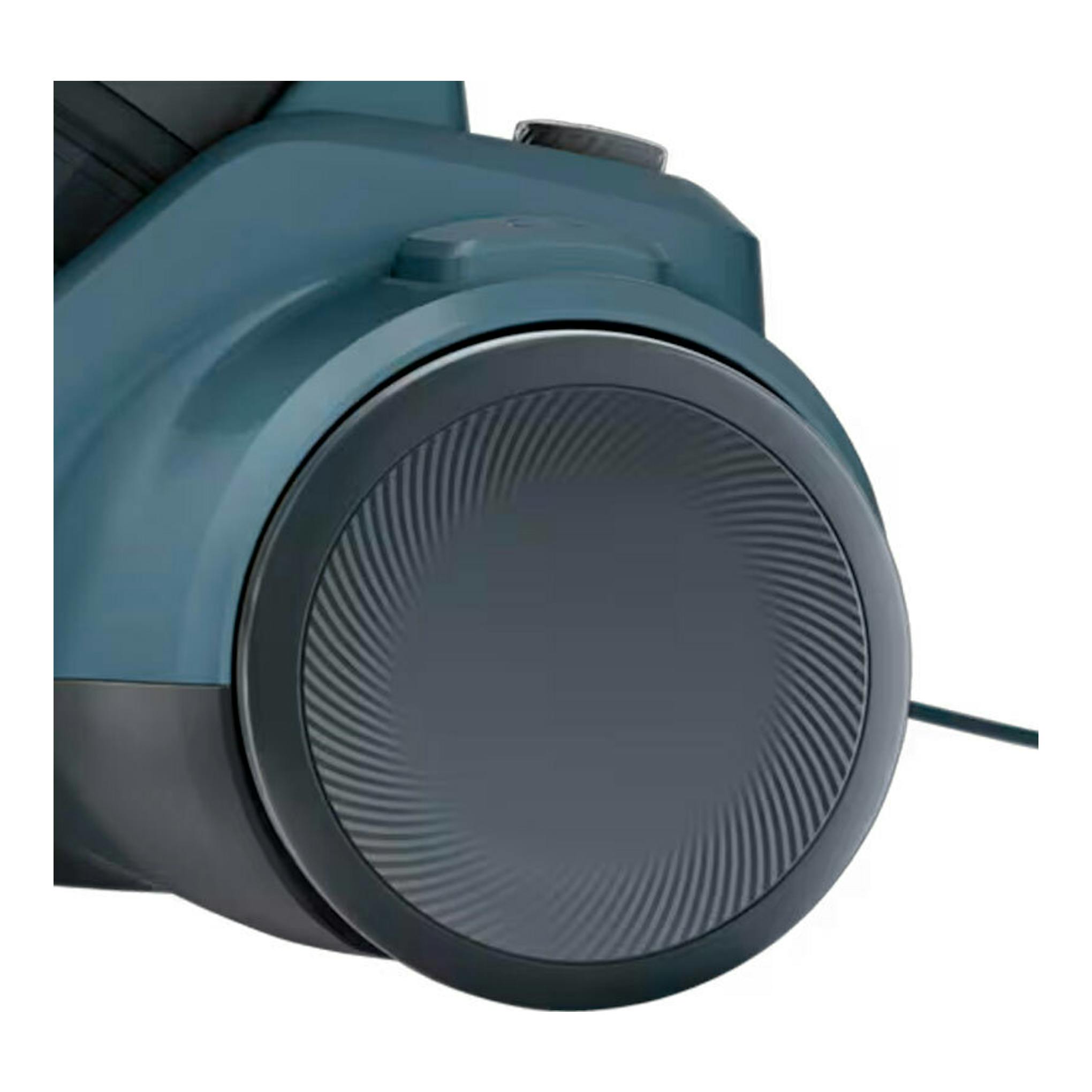 Aspirador AEG LX5-2-4DB azul, vista lateral en primer plano de la rueda y el cuerpo gris oscuro.