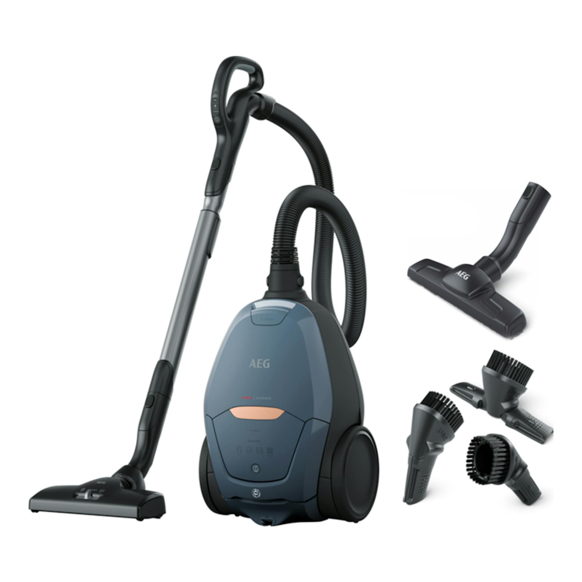 Aspirador con bolsa AEG VX82-1-5DB azul oscuro y negro, vista frontal con manguera, tubo y accesorios sobre fondo blanco.