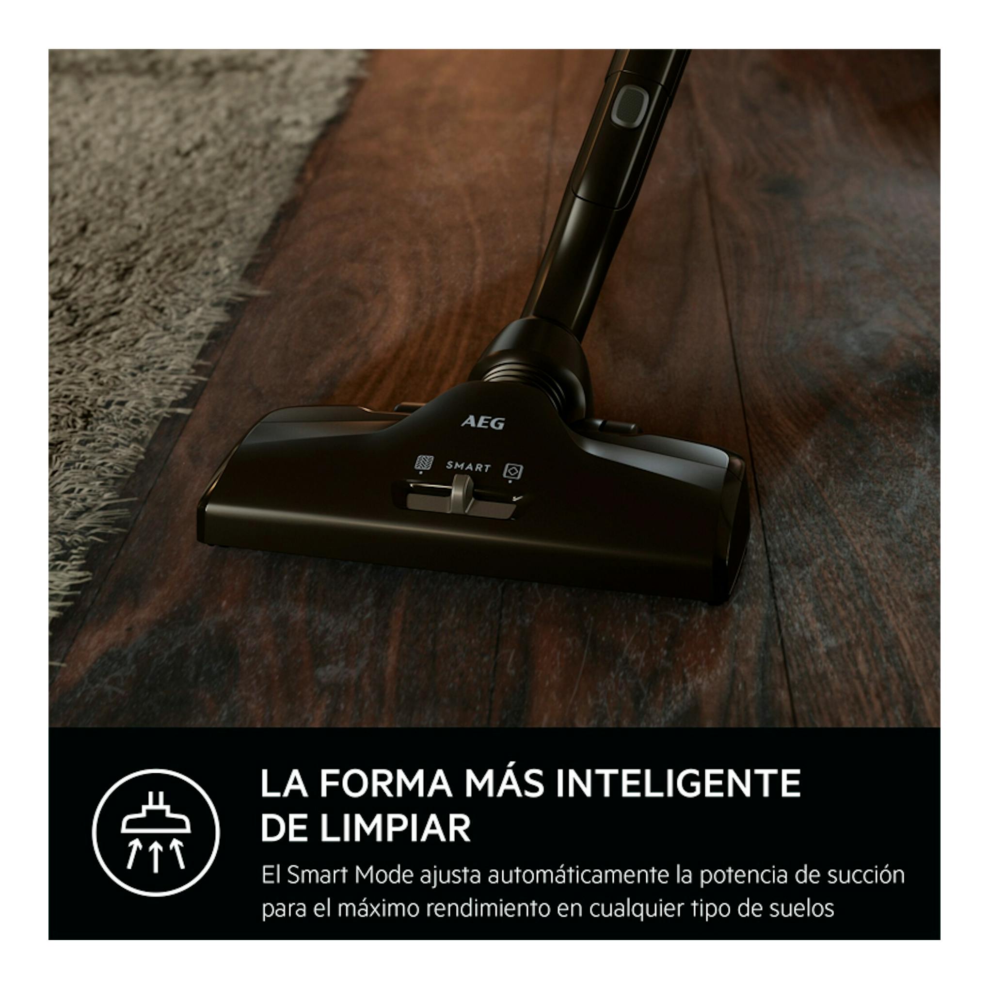 AEG VX82-1-5DB, aspirador negro con bolsa, vista frontal sobre suelo de madera.