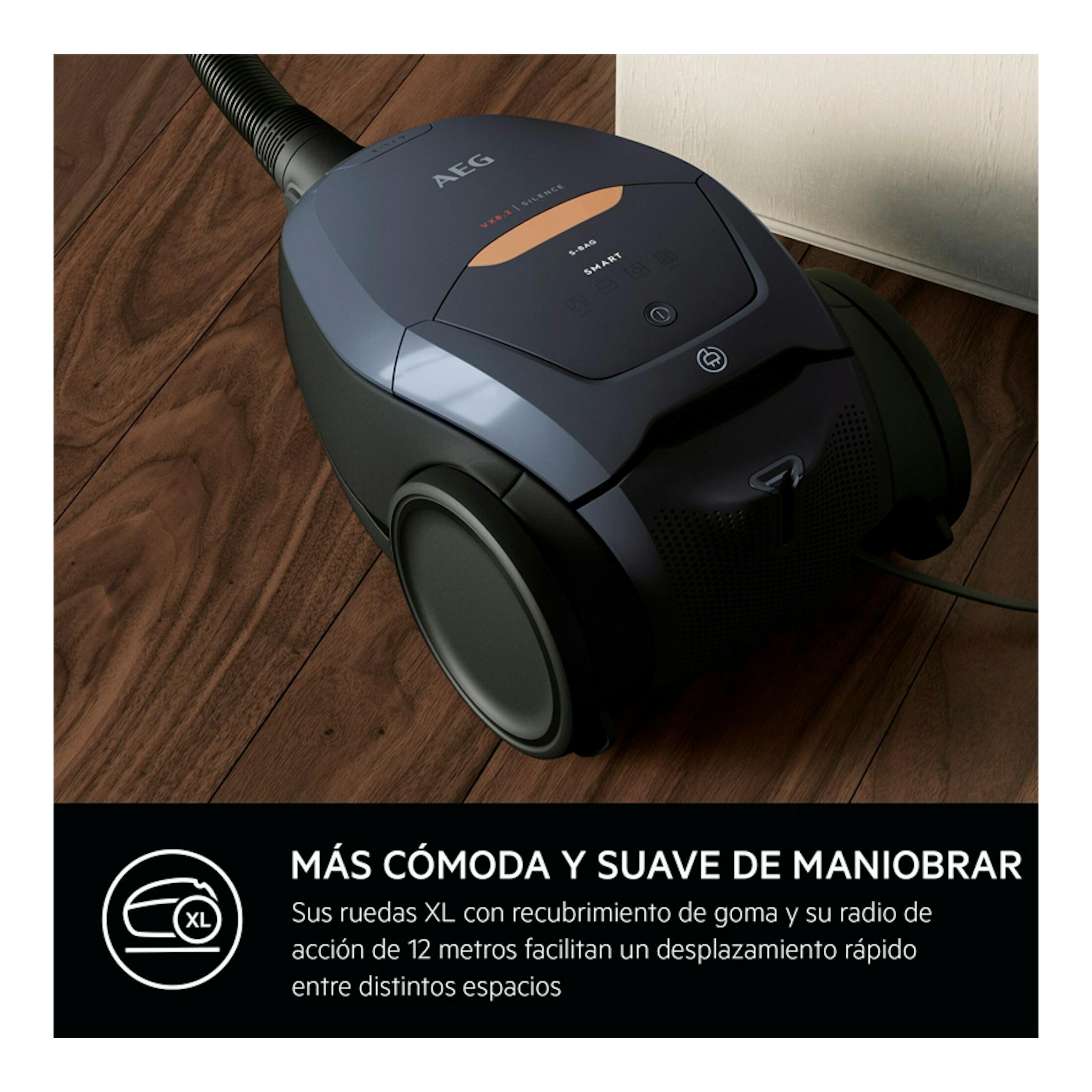 Aspirador con bolsa AEG VX82-1-5DB, negro y gris, visto en ángulo sobre suelo de madera, con manguera conectada