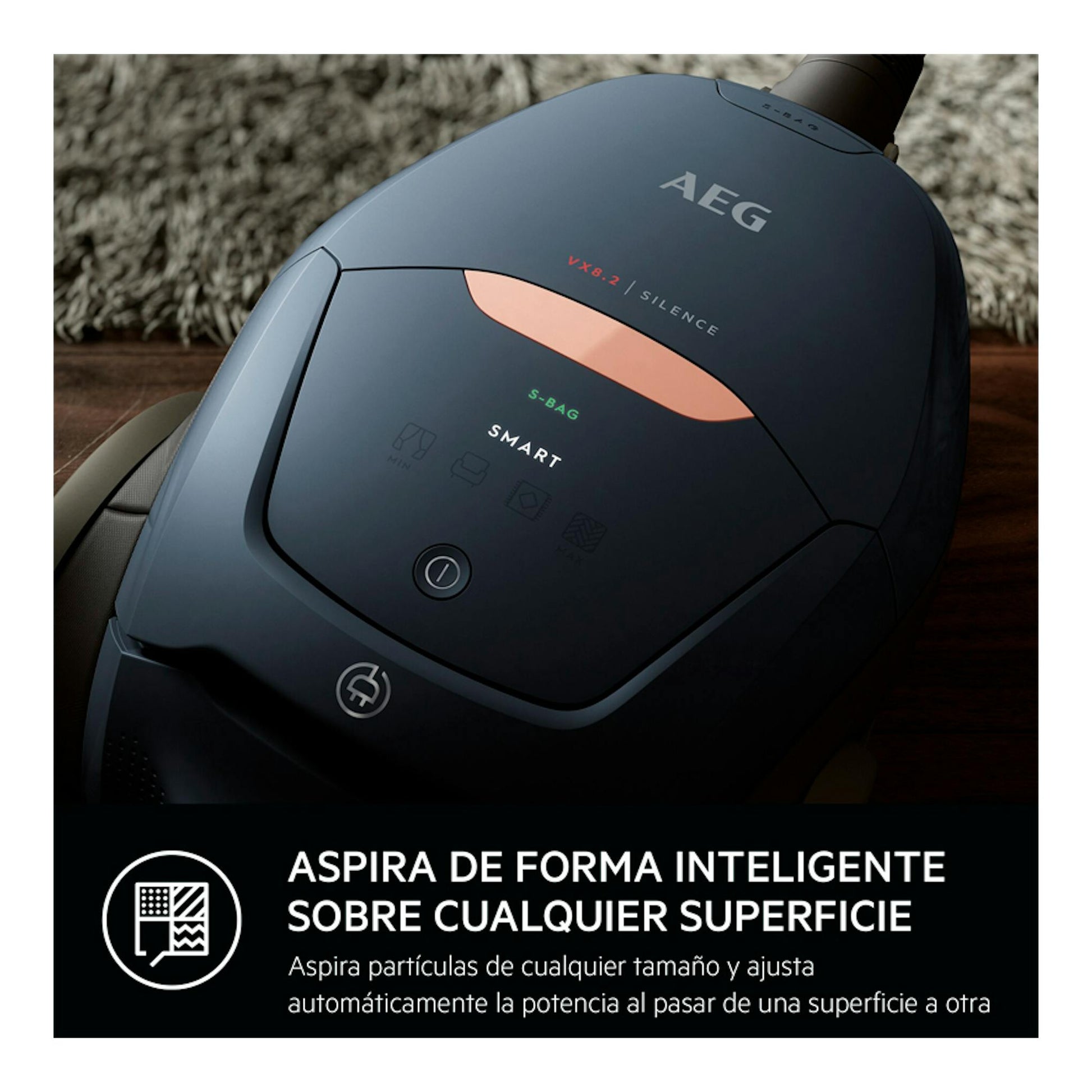 Vista superior de aspirador con bolsa AEG VX82-1-5DB negro azulado, con panel y botón en la parte superior.
