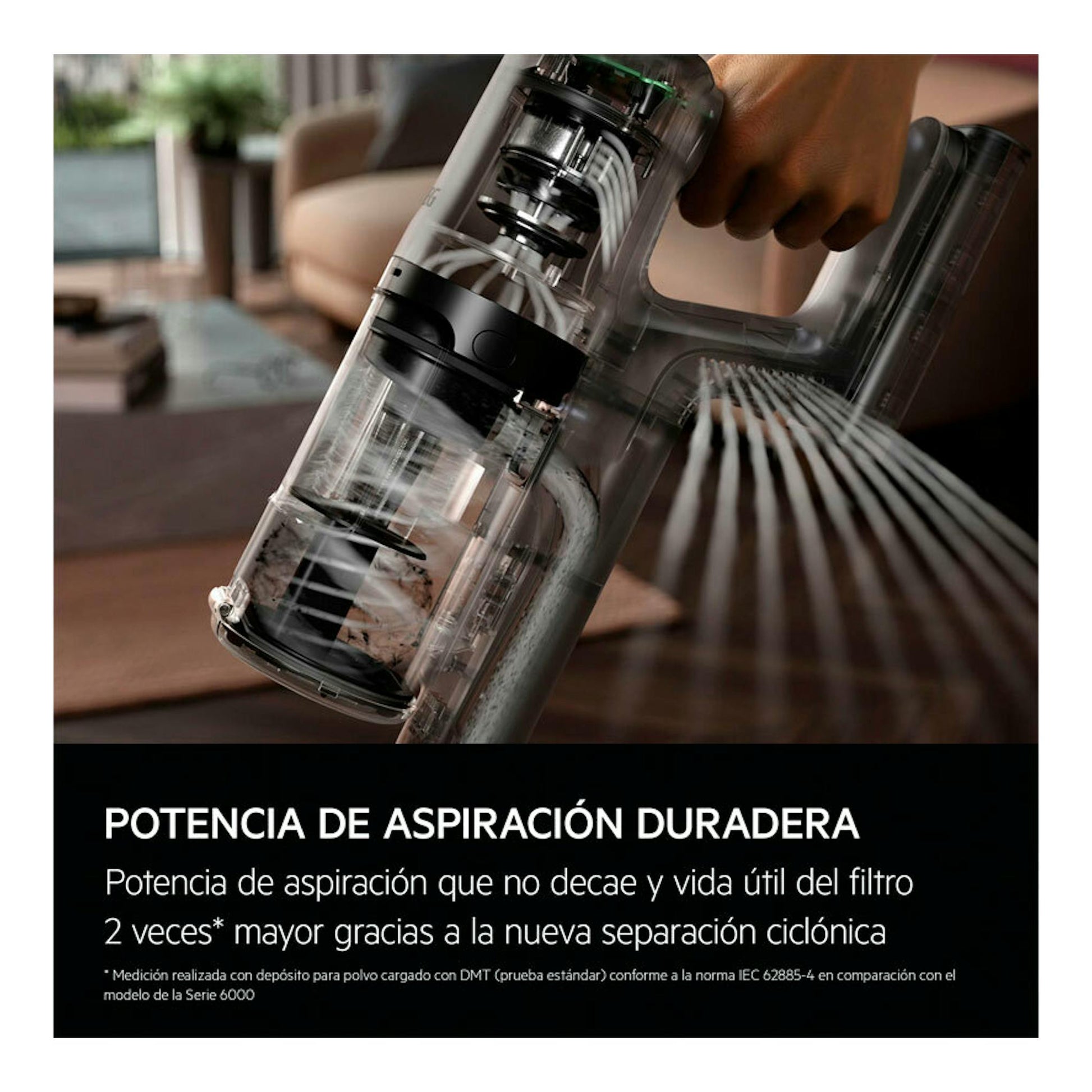 Aspirador escoba AEG AP61AB21DG, vista en ángulo, cuerpo transparente y negro, depósito de polvo visible.