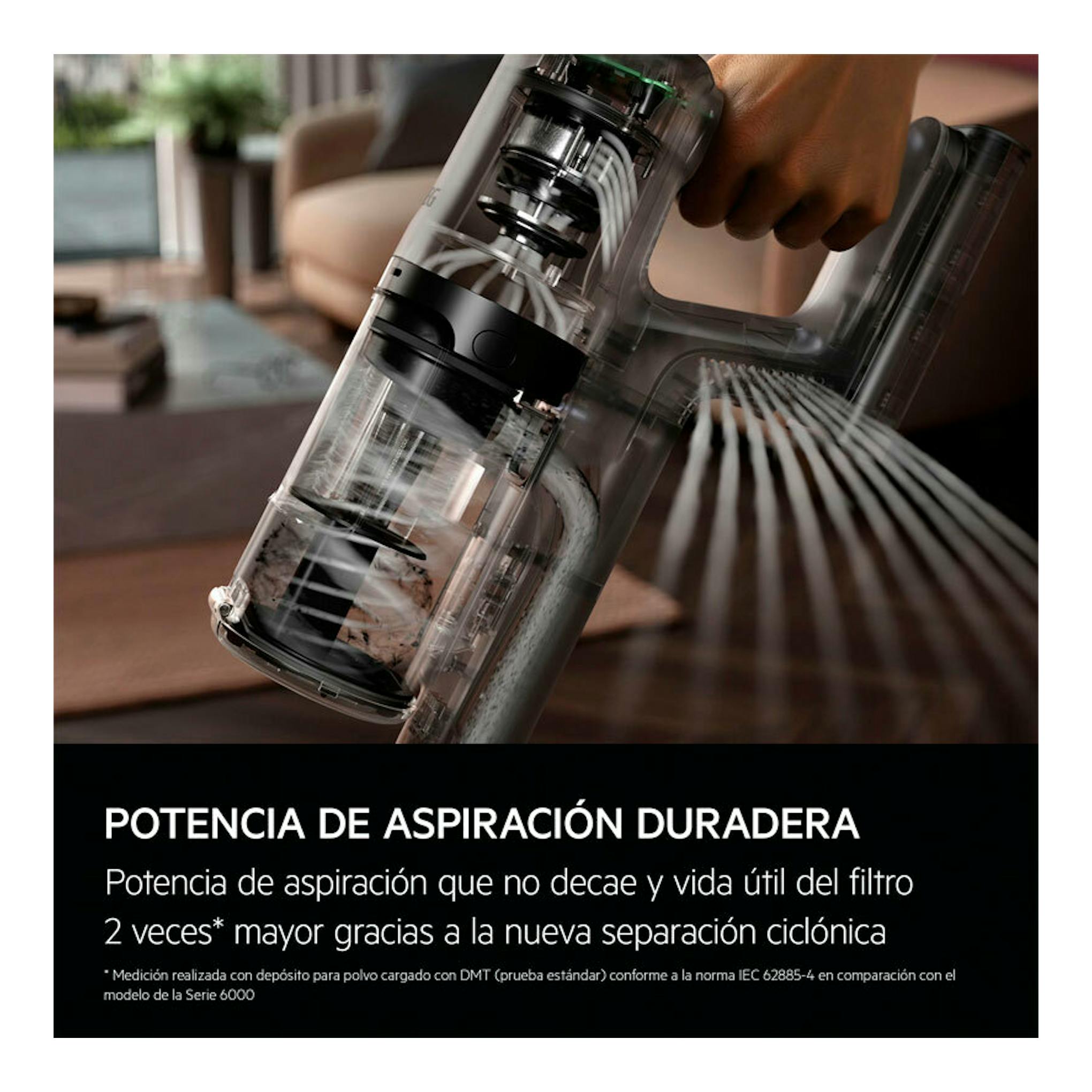 Aspirador escoba AEG AP61AB21DG, vista en ángulo, cuerpo transparente y negro, depósito de polvo visible.