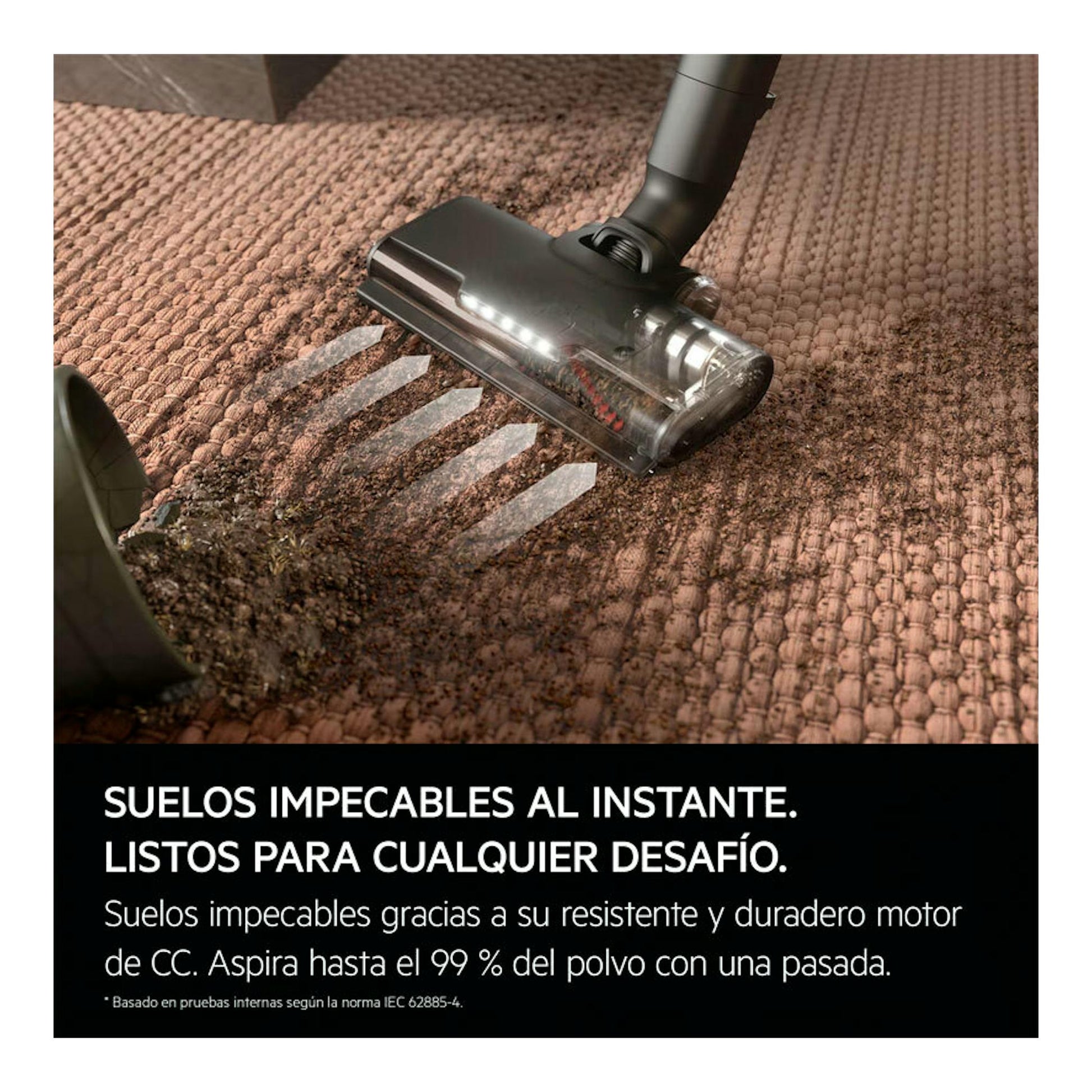 Aspirador escoba AEG AP61AB21DG sobre alfombra, con el cabezal en primer plano aspirando suciedad.