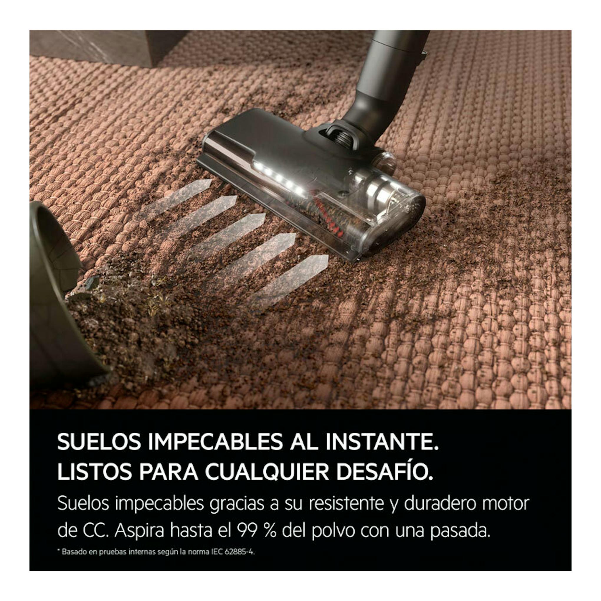 Aspirador escoba AEG AP61AB21DG sobre alfombra, con el cabezal en primer plano aspirando suciedad.