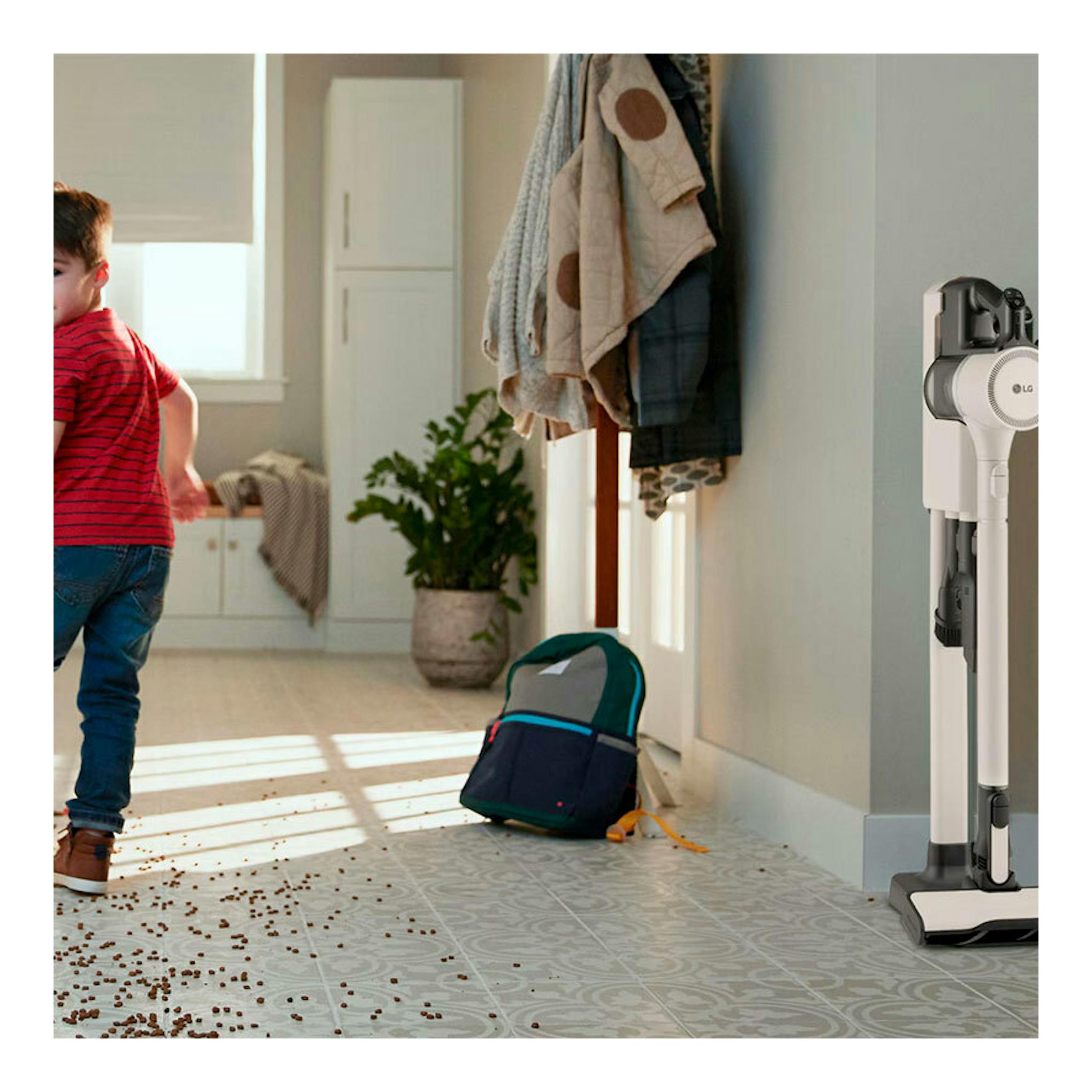 Aspirador inalámbrico LG A9K-LITE1C blanco y gris, en soporte de pared, vista frontal.