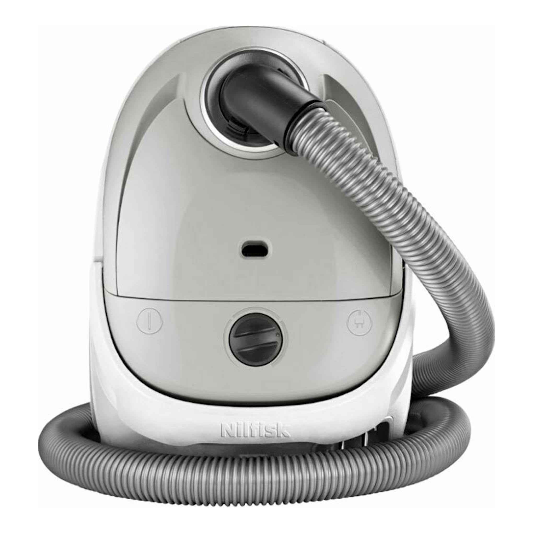 Aspirador Nilfisk ONE gris, vista frontal, con manguera enrollada y tubo flexible conectado.