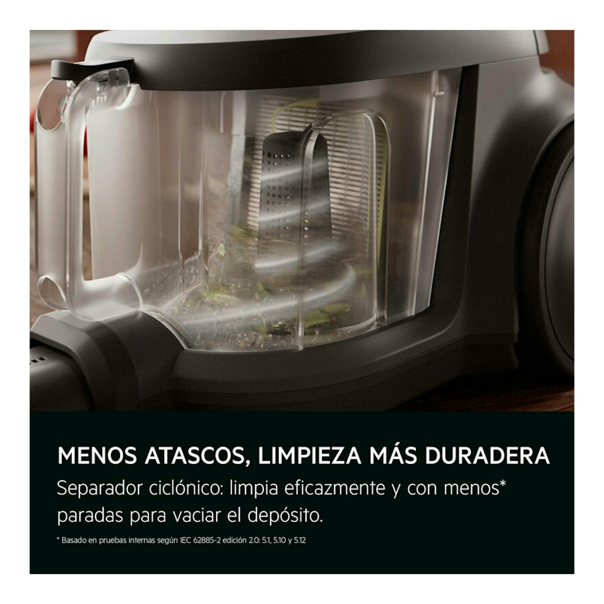 Aspirador sin bolsa AEG AL31C1DG en vista lateral, con depósito transparente y carcasa negra.