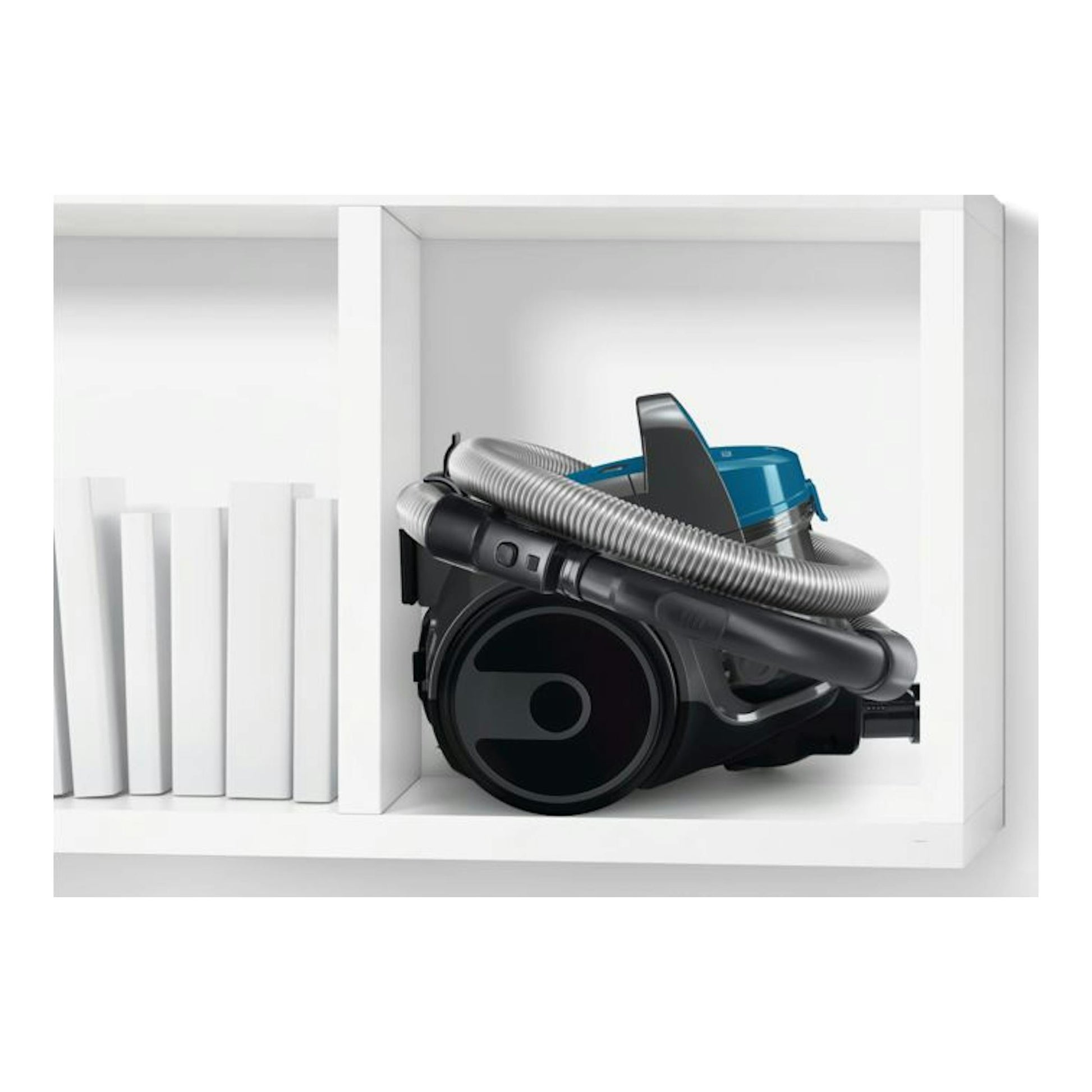 Bosch BGS05A220, aspirador sin bolsa negro y azul, visto de lado con la manguera sobre una estantería blanca.