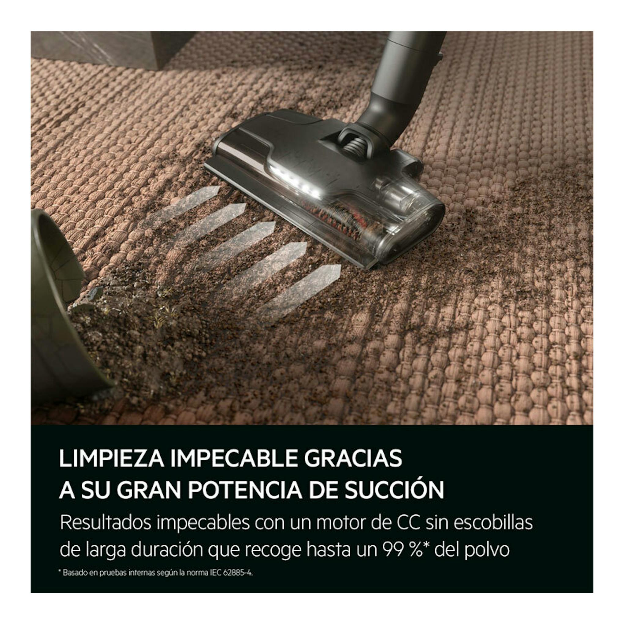 AEG Animal 8000 AP83AB25DG, cabezal negro de aspiradora escoba en primer plano limpiando una alfombra con suciedad visible.