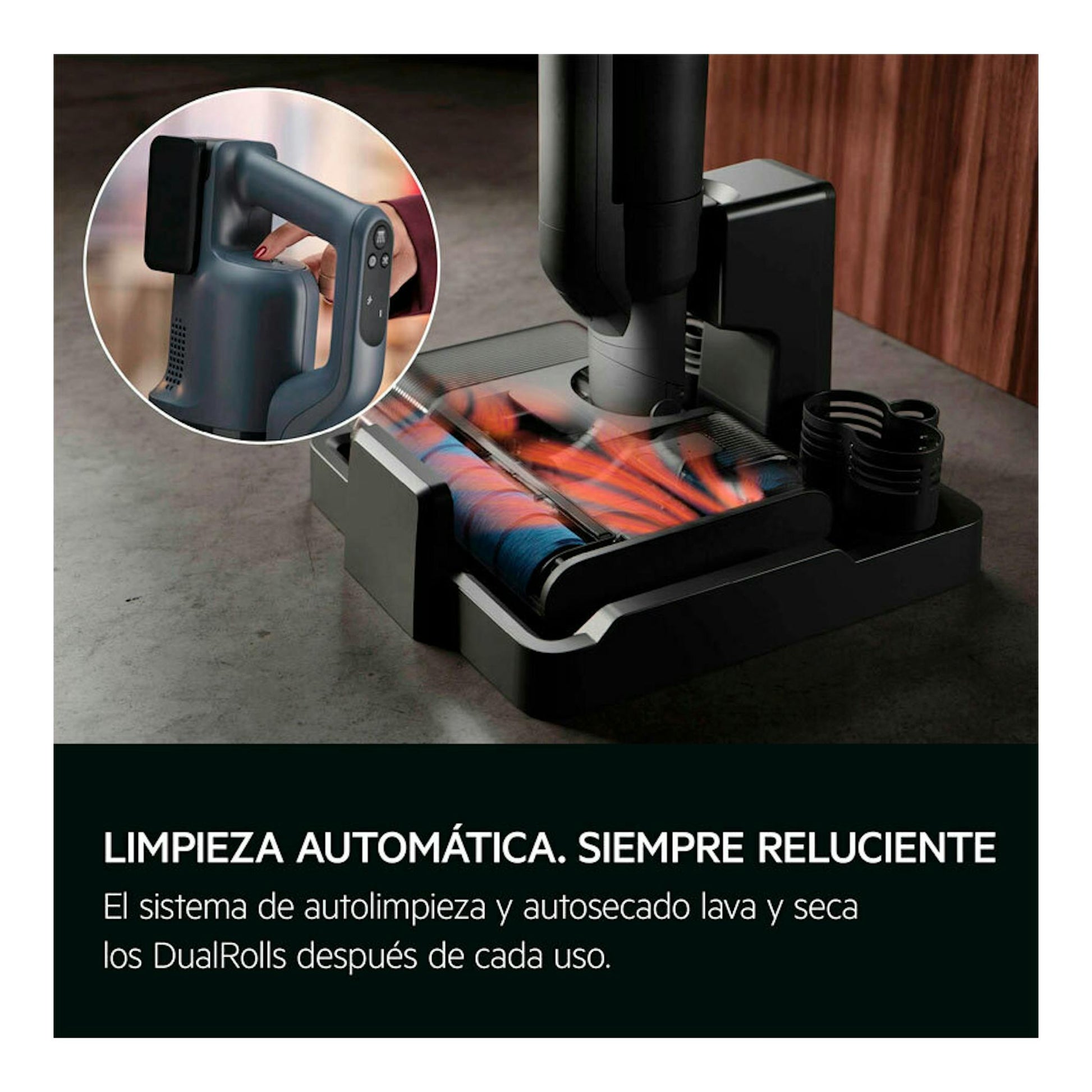 Aspiradora escoba AEG AW82UD1DB negra en base de autolimpieza, con detalle del mango y rodillos.