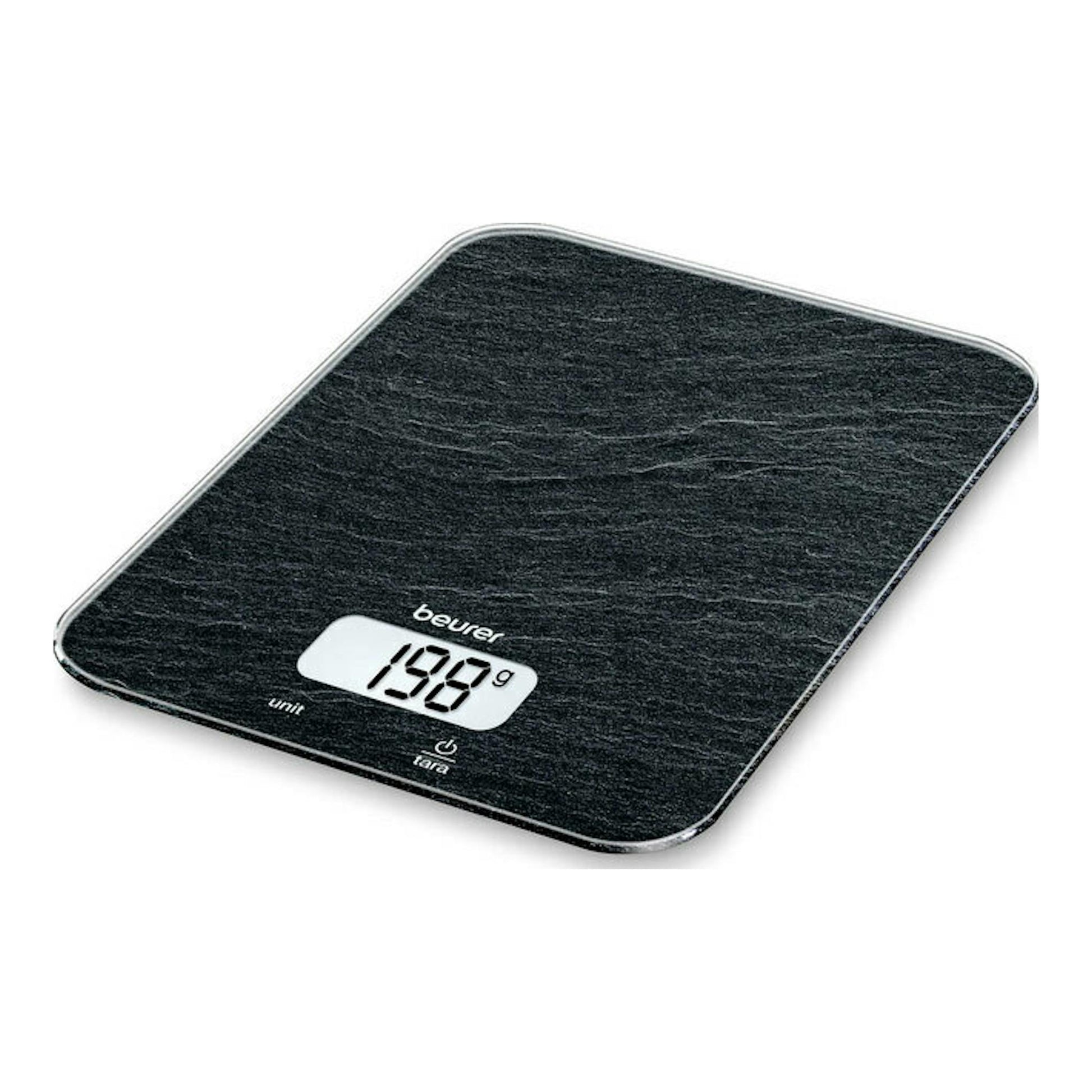 Balanza de cocina Beurer KS-19 negra, vista en ángulo, con superficie tipo pizarra y pantalla digital.