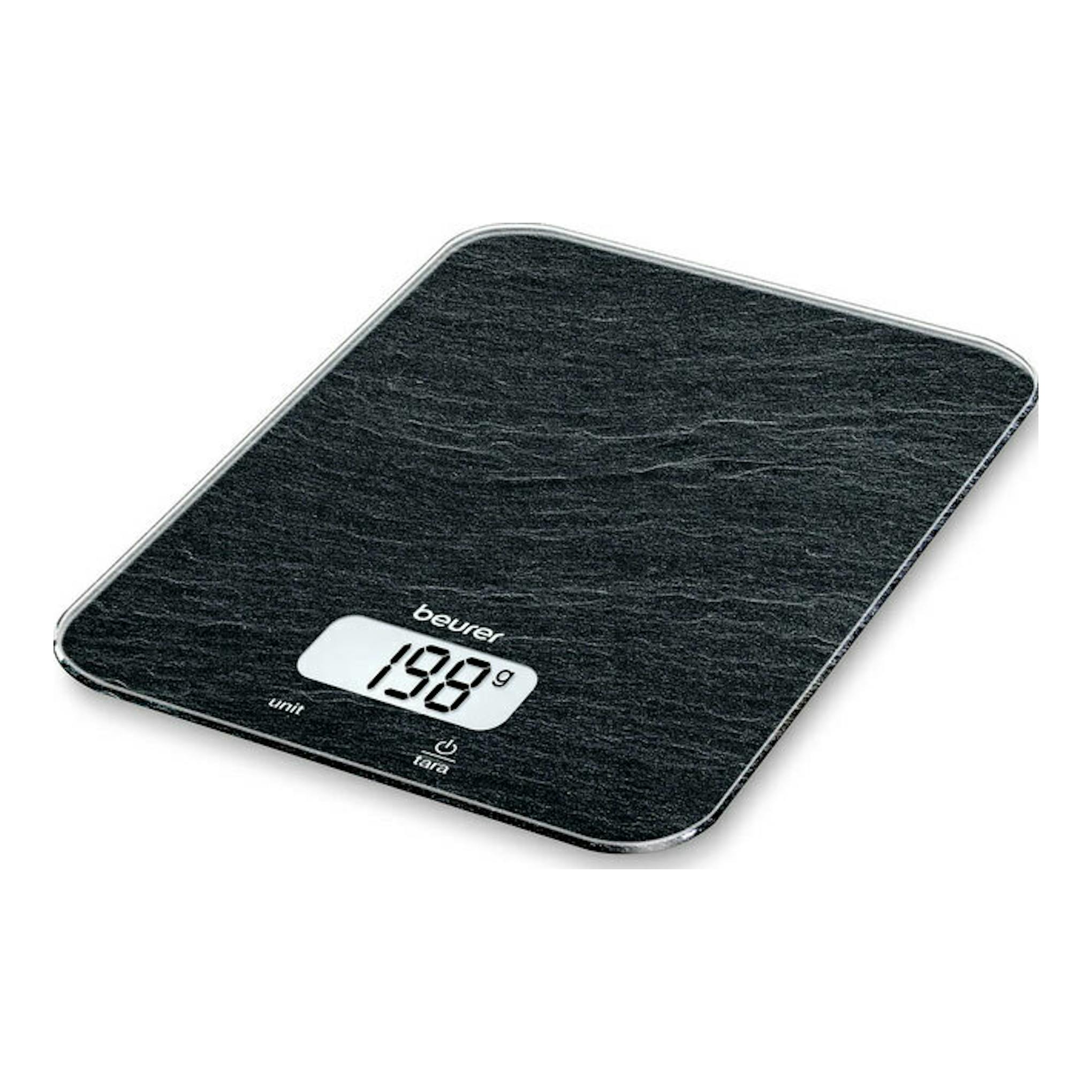 Balanza de cocina Beurer KS-19 negra, vista en ángulo, con superficie tipo pizarra y pantalla digital.