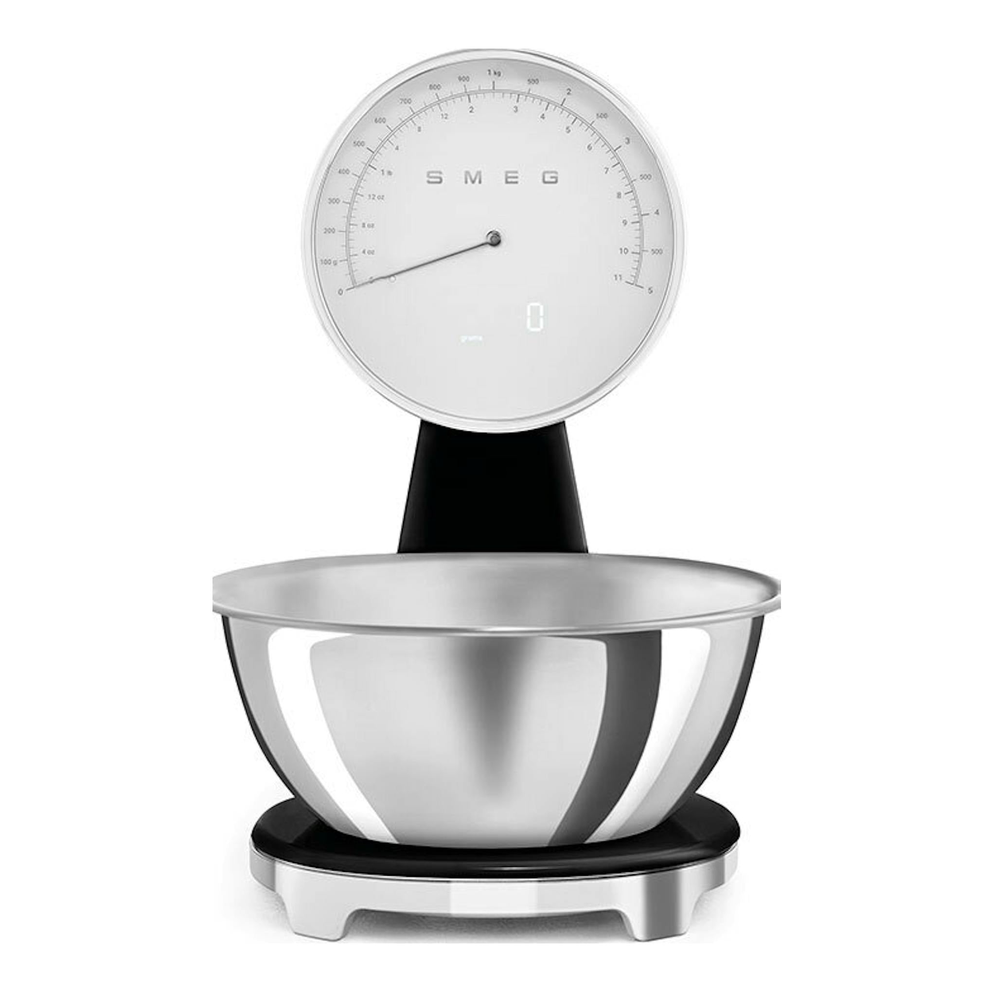 Balanza de cocina Smeg KSF01BLWW negra, vista frontal, con cuenco metálico y esfera circular.