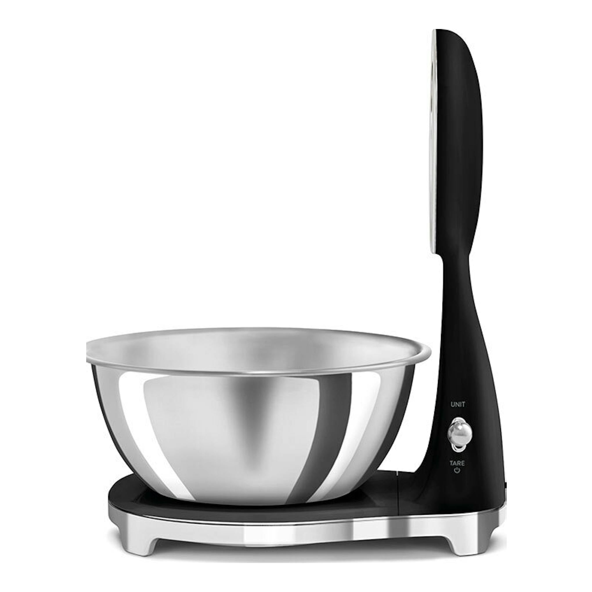 Balanza de cocina Smeg KSF01BLWW negra, con bol de acero inoxidable, vista frontal.