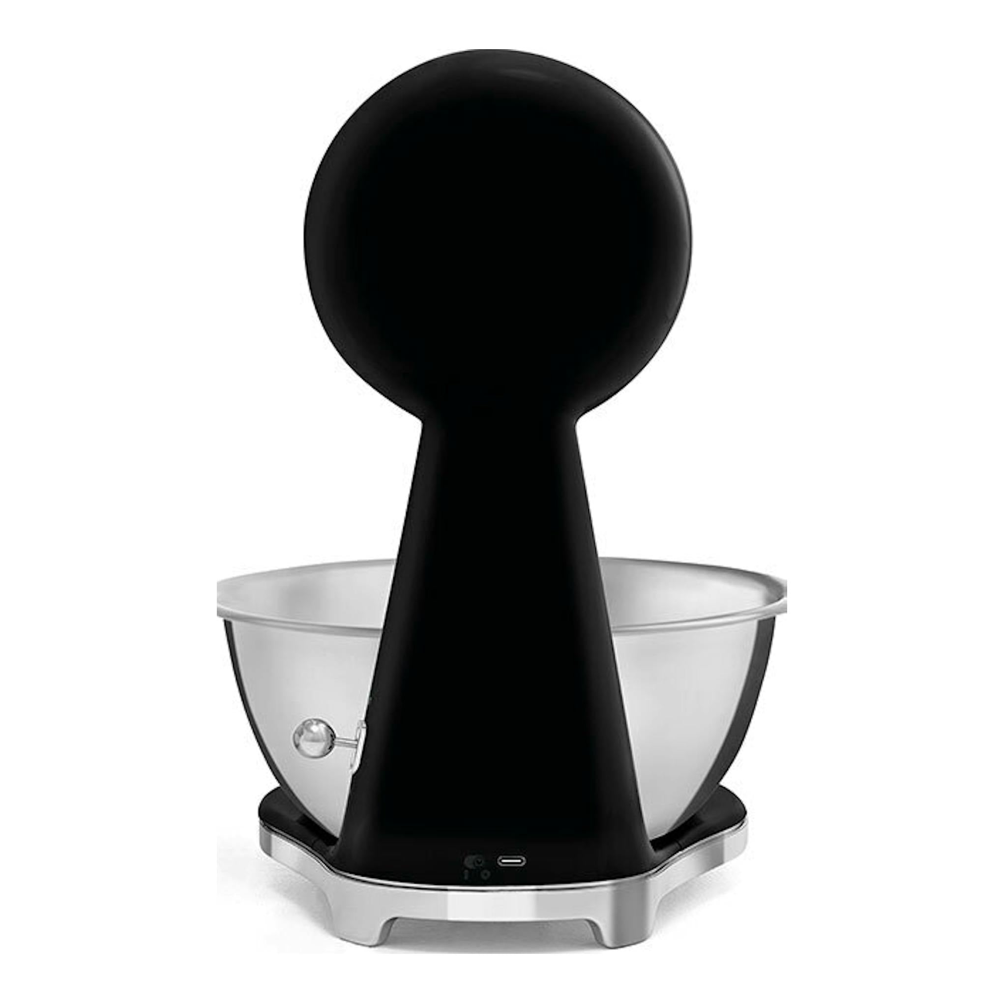 Balanza de cocina Smeg KSF01BLWW negra, vista frontal, con bol metálico y base plateada sobre fondo blanco.