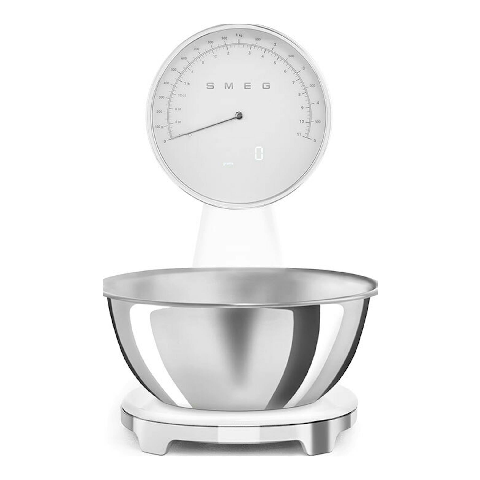 Balanza de cocina Smeg KSF01WHWW blanca, vista frontal, con bol metálico y pantalla circular.