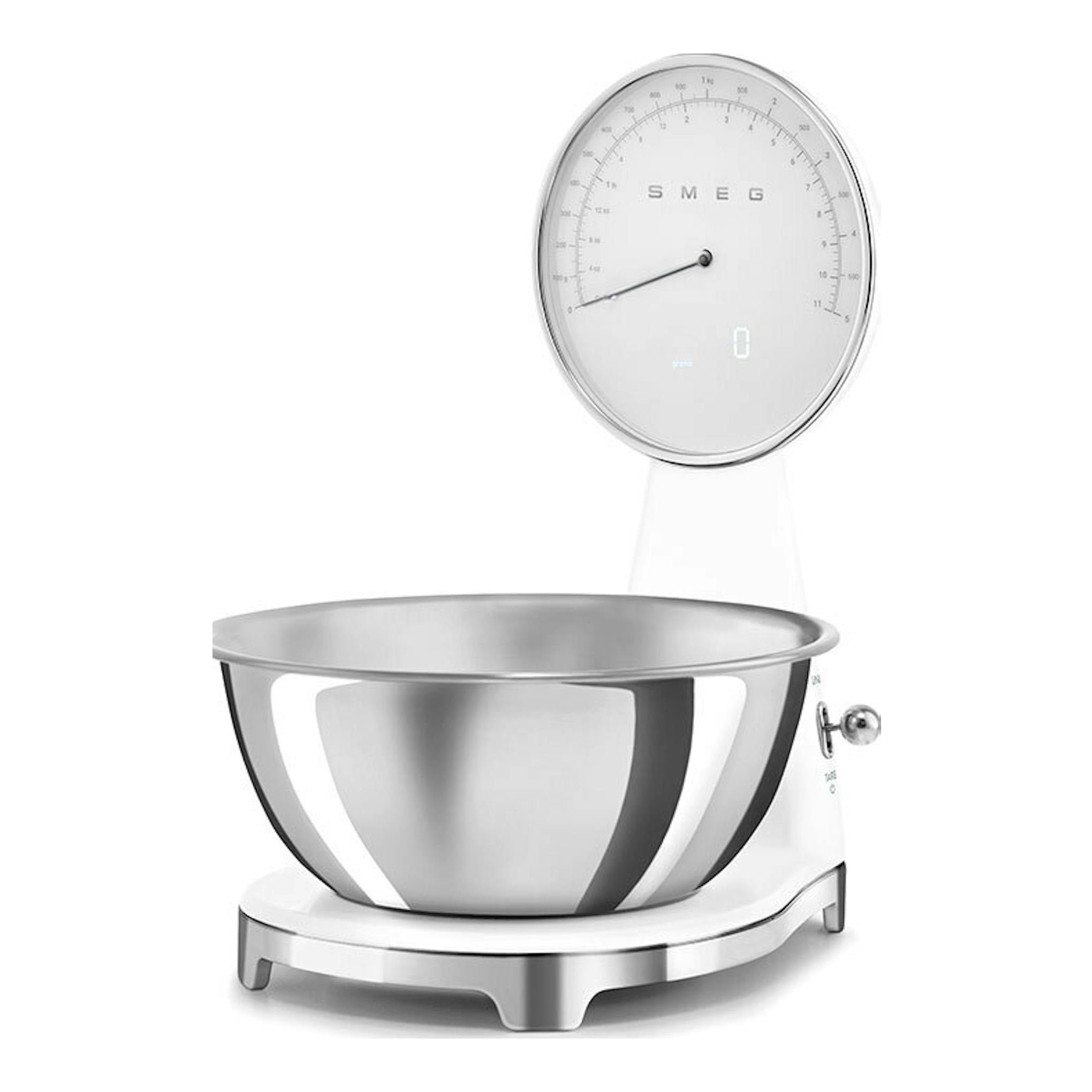 Balanza de cocina Smeg KSF01WHWW blanca, vista frontal, con cuenco de acero inoxidable y esfera circular.