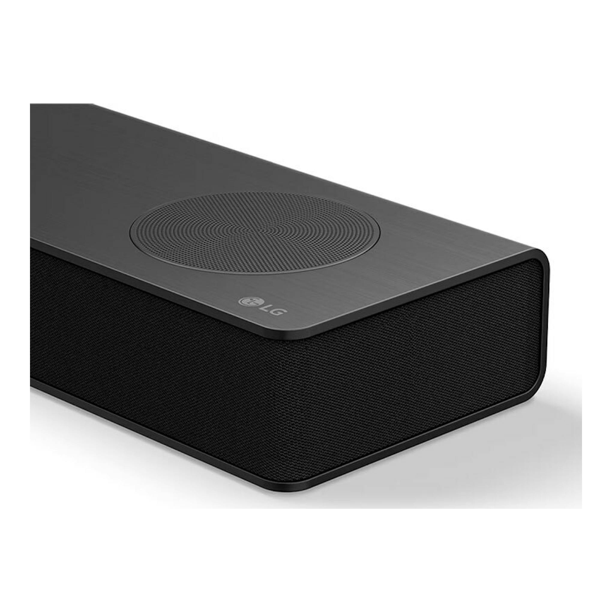 Barra de sonido LG S80TR negra, vista en ángulo, con rejilla circular superior y frontal de malla.