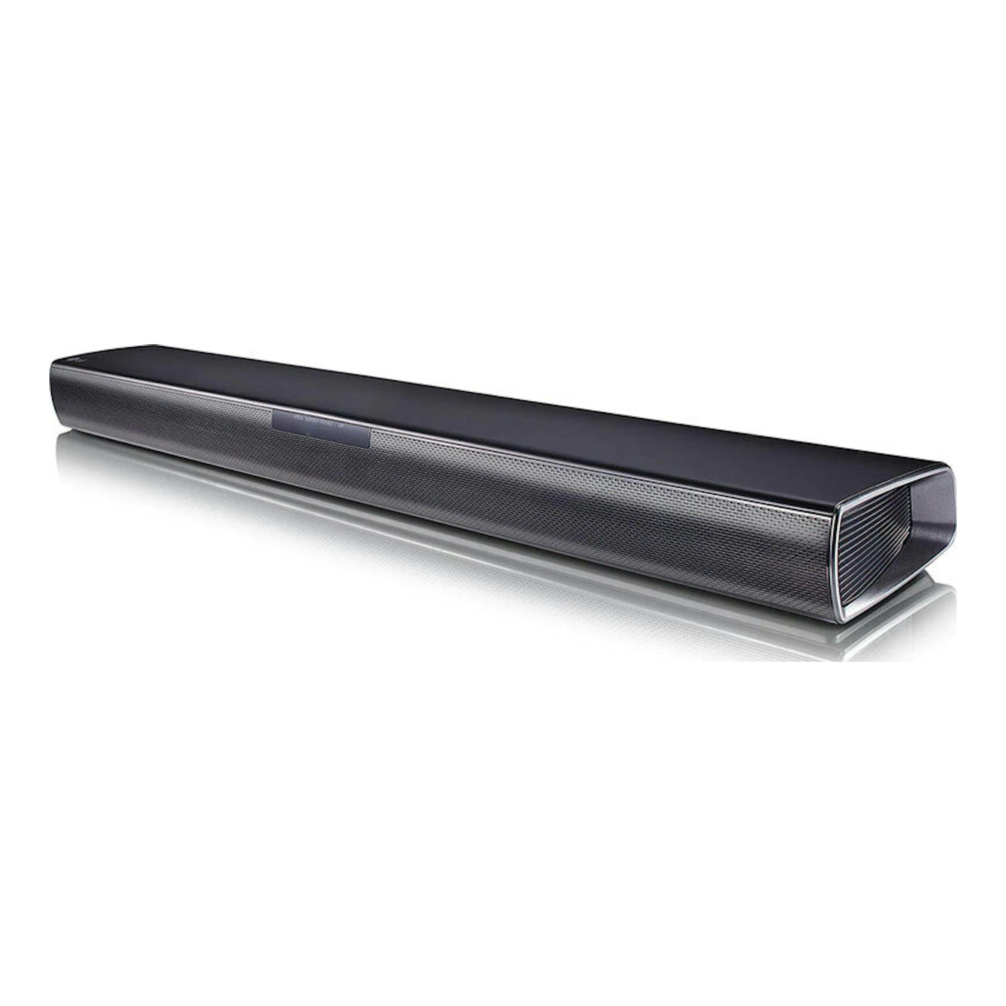 Barra de sonido LG SQC1 negra, vista en ángulo sobre fondo blanco.