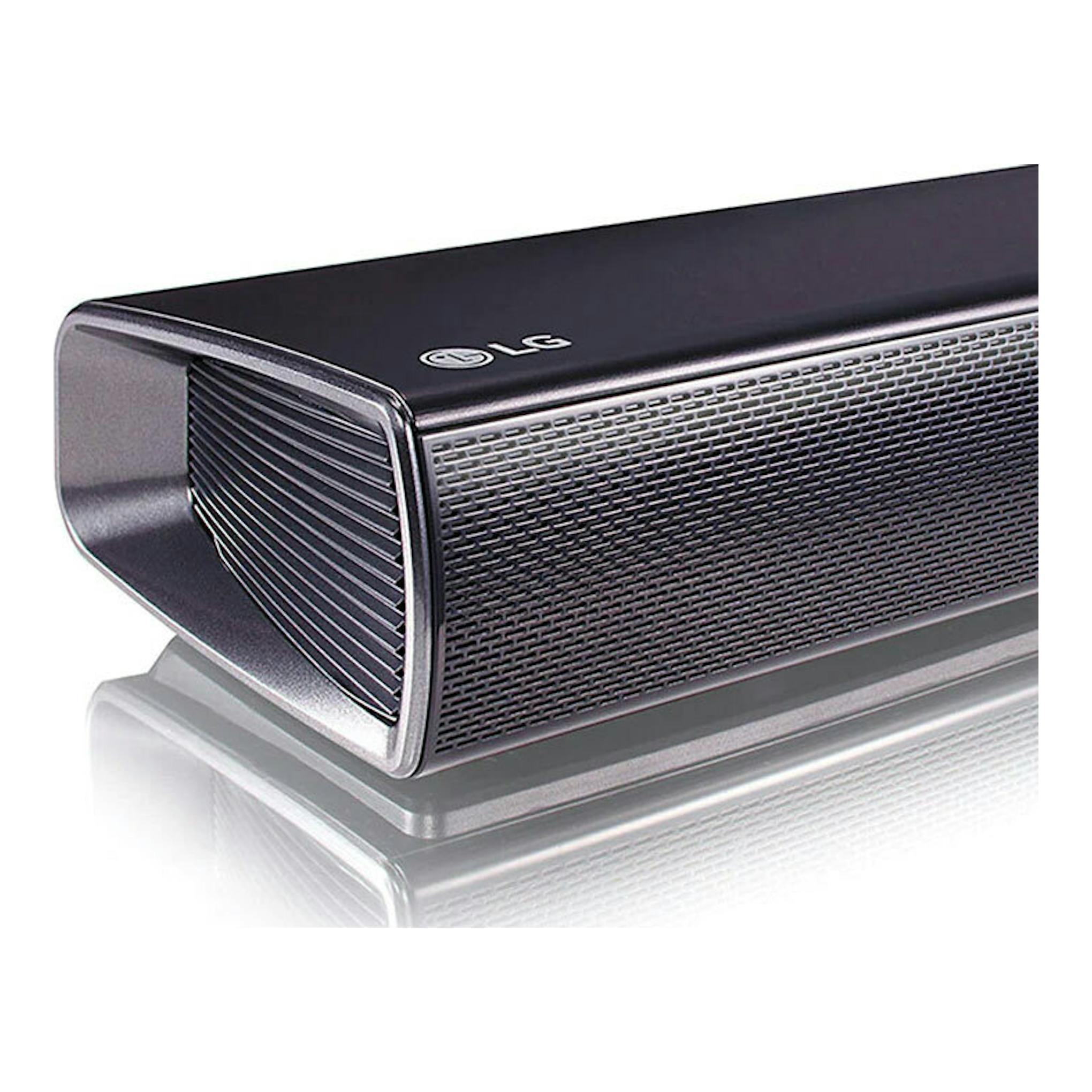Barra de sonido LG SQC1 negra, vista lateral en ángulo, con rejilla frontal metálica.