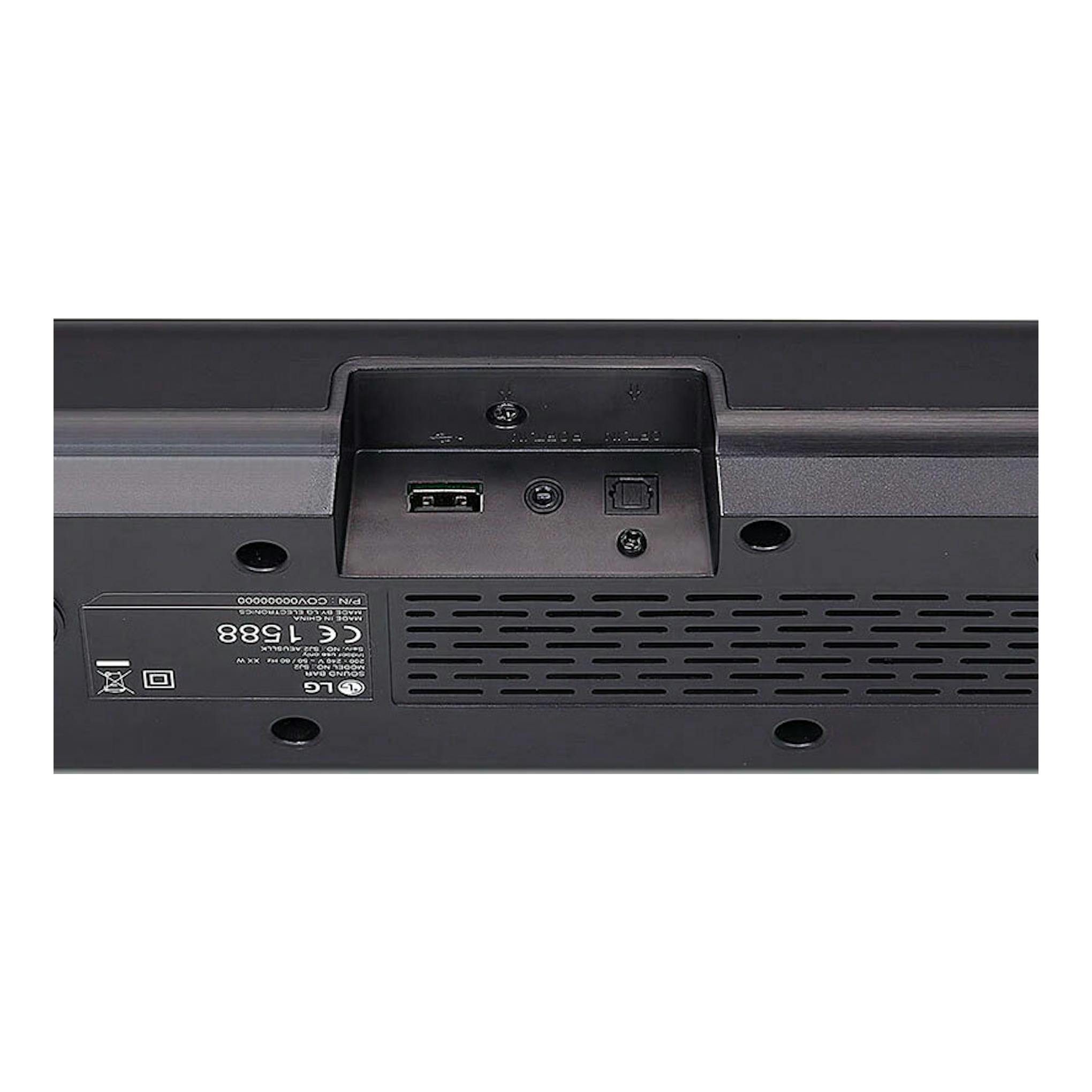 Vista trasera de una barra de sonido LG SQC1 negra, con puertos USB, óptico y rejillas de ventilación.