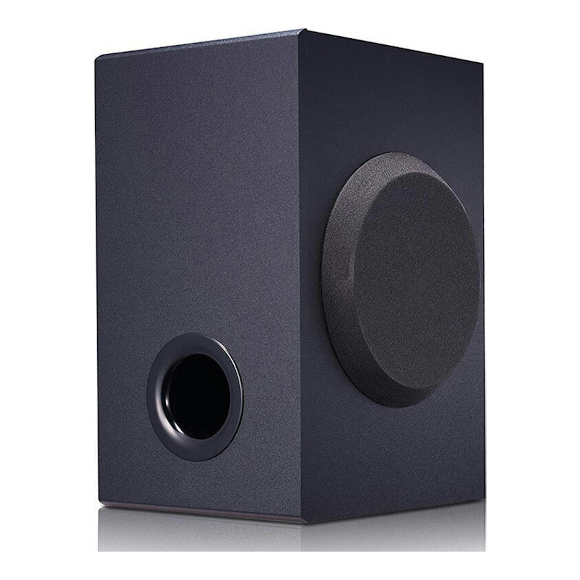 Subwoofer LG SQC1 negro, vista frontal en ángulo, con puerto bass reflex y cono lateral.