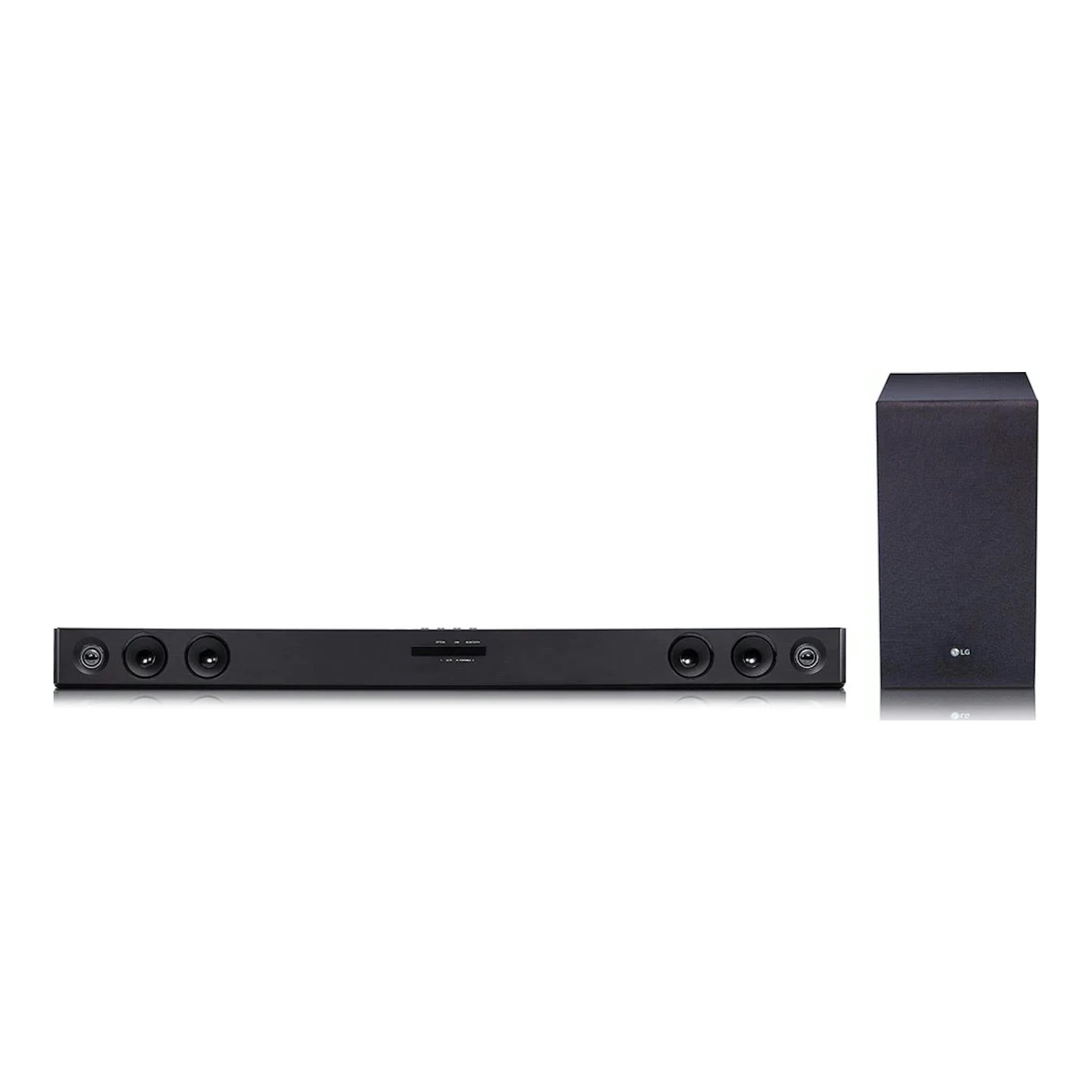 Barra de sonido LG SQC2 negra, vista frontal, con subwoofer inalámbrico negro a la derecha.