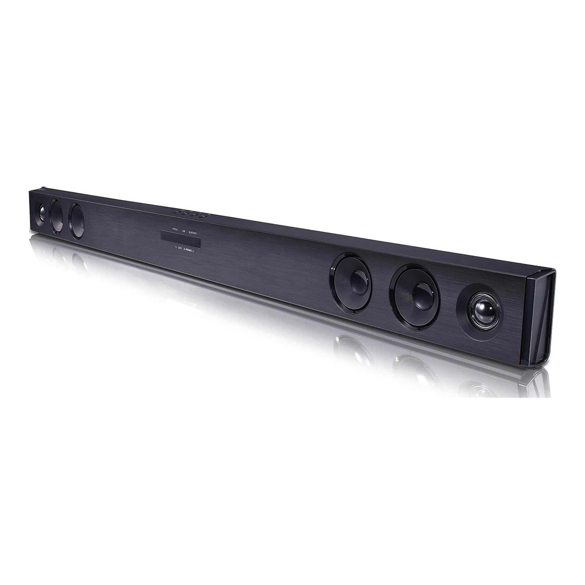 Barra de sonido LG SQC2 negra, vista frontal en ángulo, con varios altavoces circulares sobre fondo blanco.