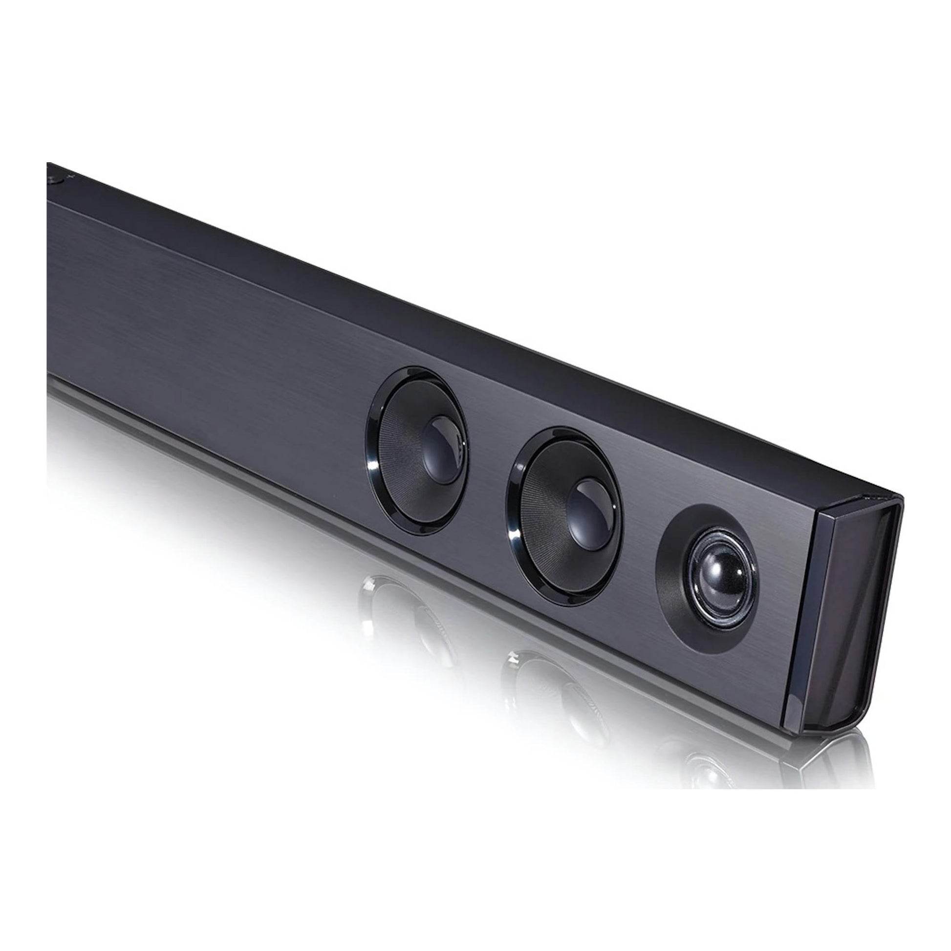 Barra de sonido LG SQC2 negra, vista en ángulo sobre fondo blanco.