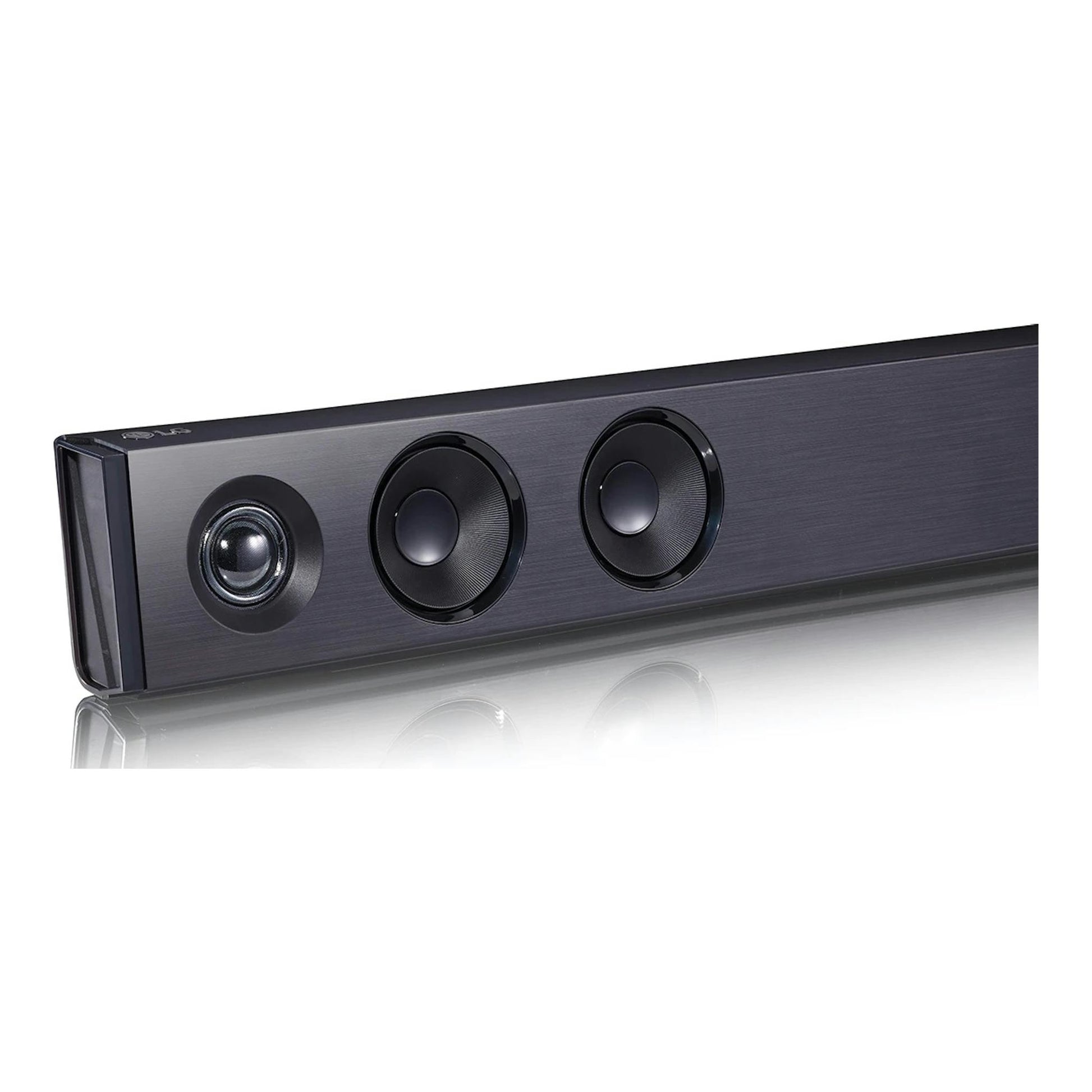 Barra de sonido LG SQC2 negra, vista frontal en ángulo, con tres altavoces circulares.