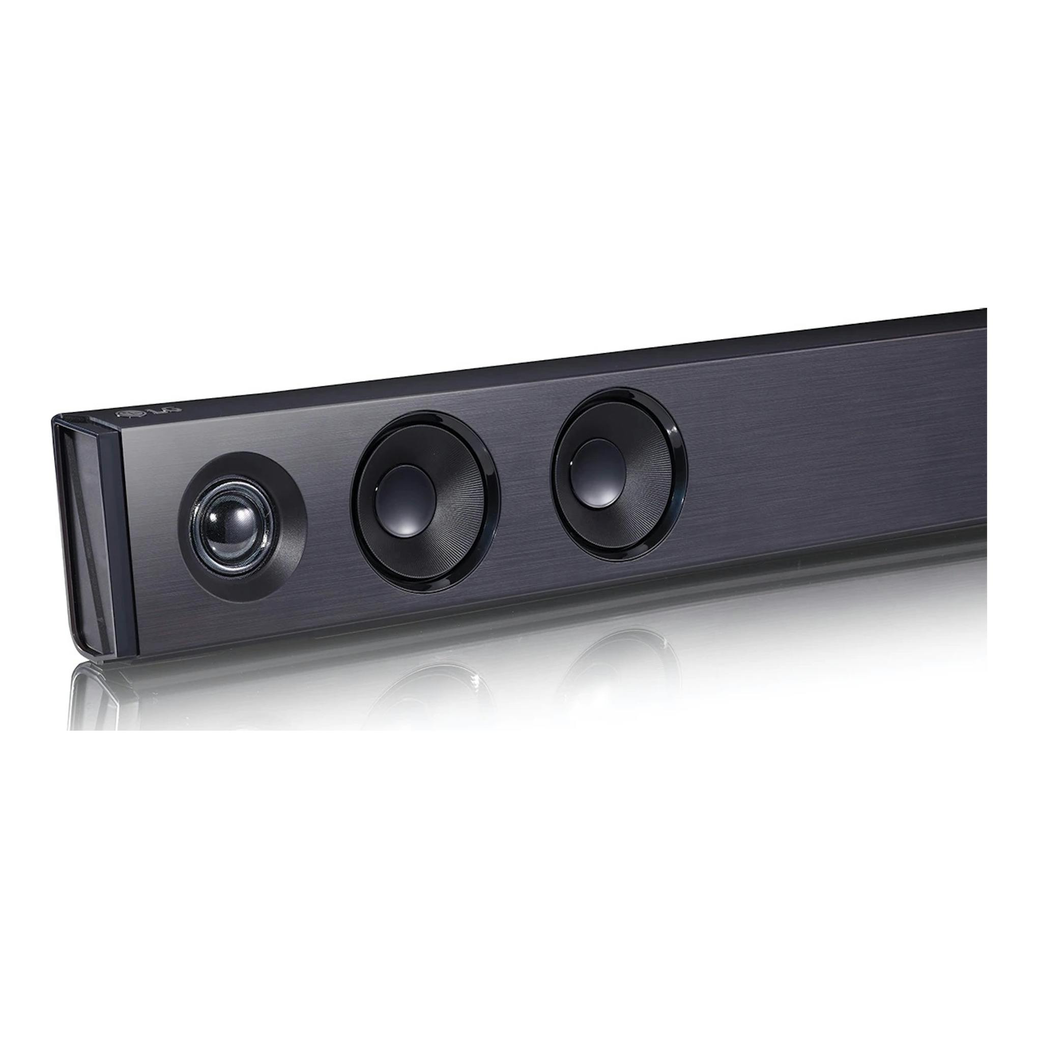 Barra de sonido LG SQC2 negra, vista frontal en ángulo, con tres altavoces circulares.