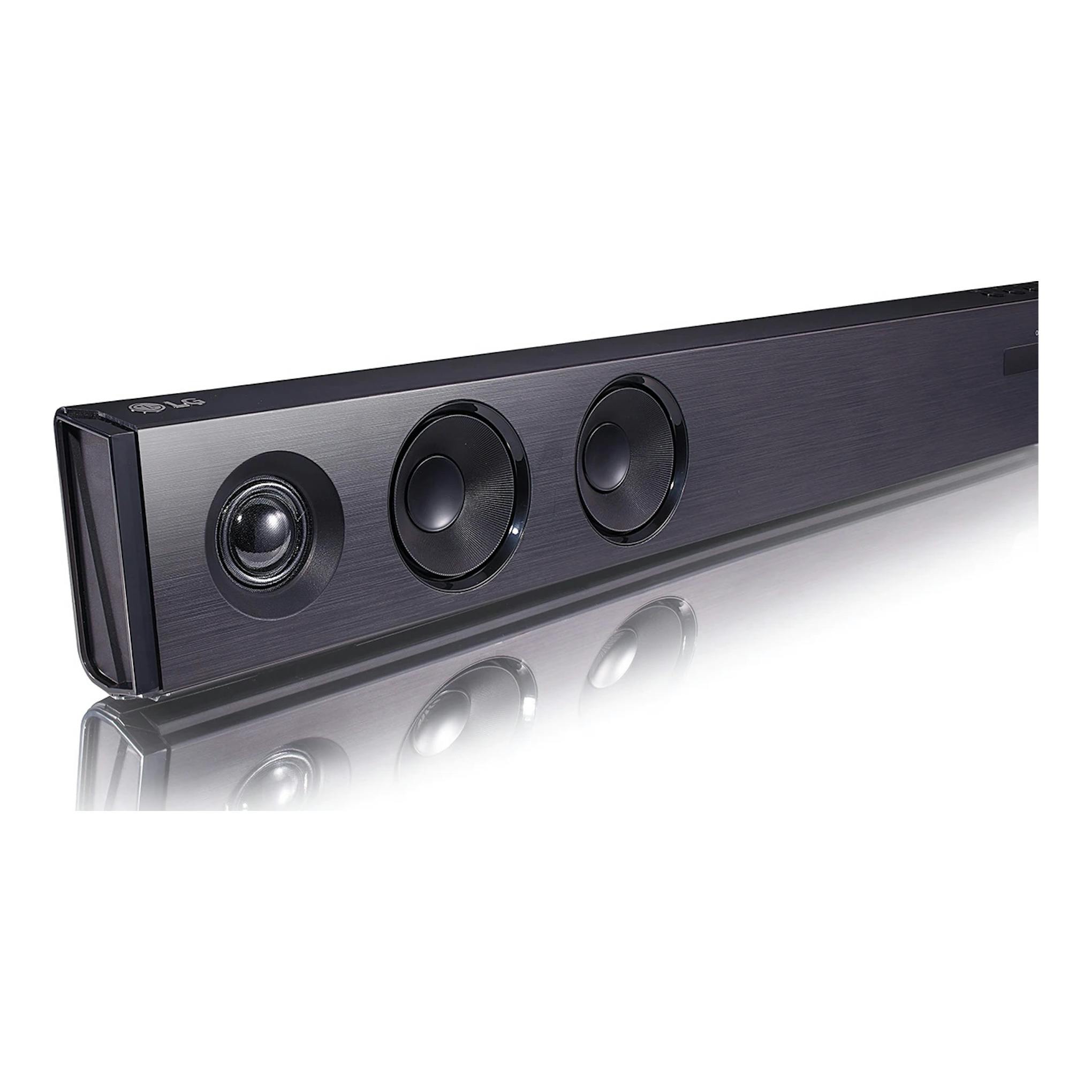 Barra de sonido LG SQC2 negra, vista frontal en ángulo, con tres altavoces circulares.