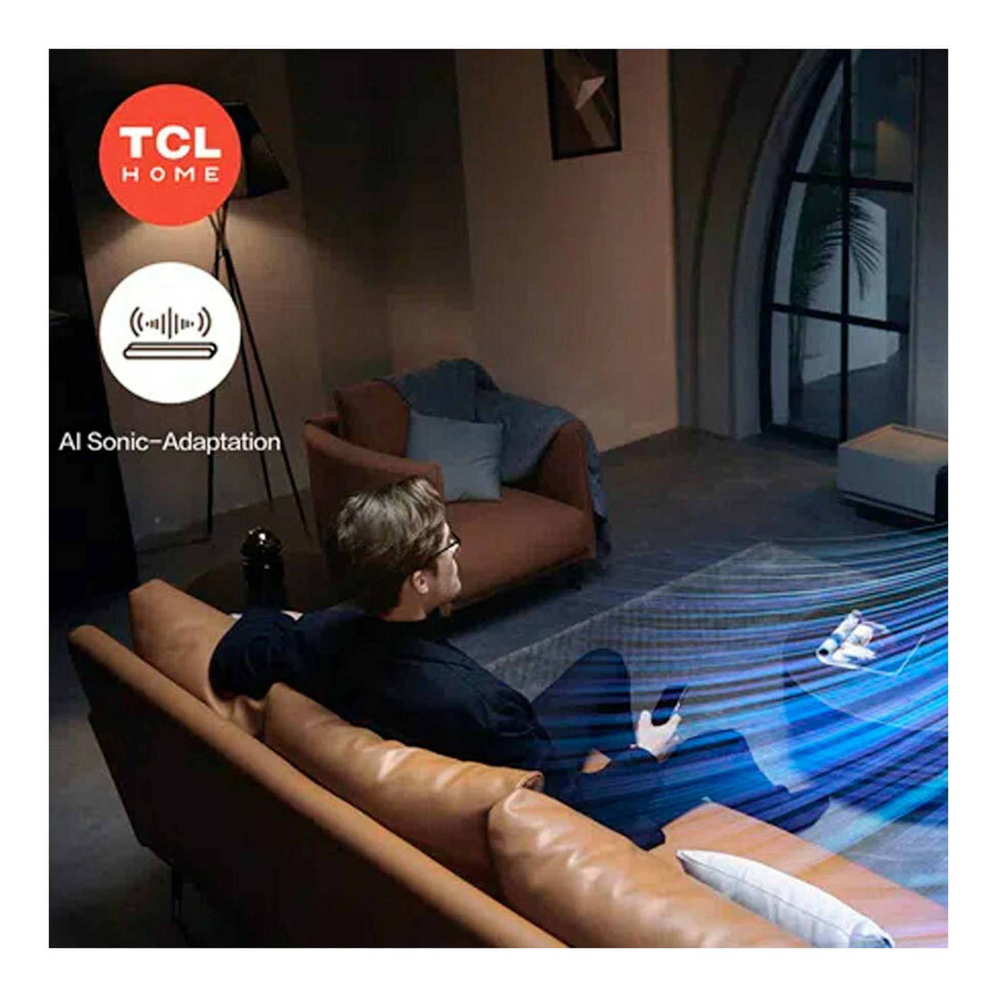 Barra de sonido TCL S75HE en sala oscura, con persona en sofá y ondas azules de audio en primer plano.