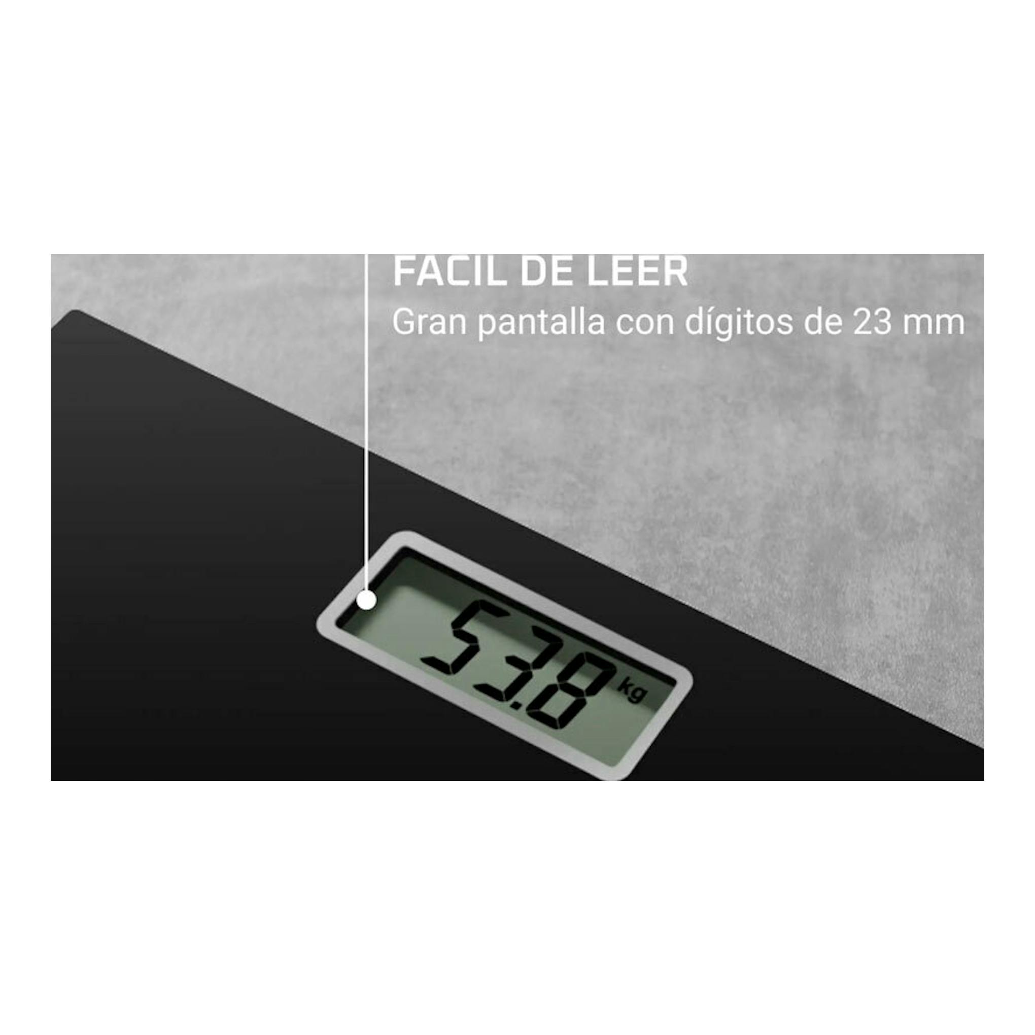 Báscula de baño Rowenta BS1400V0 negra, en ángulo, con pantalla digital que marca 53,8 kg.