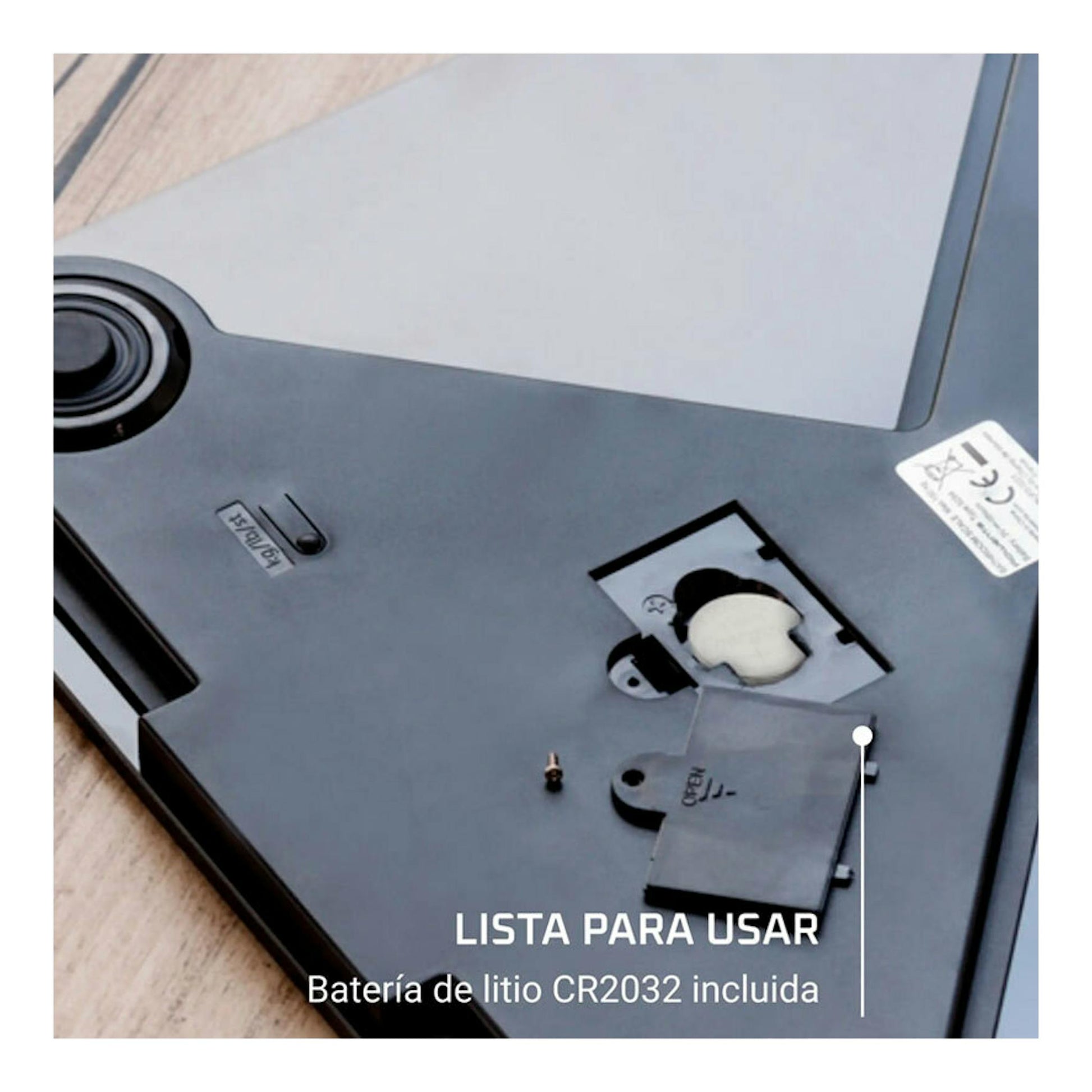 Parte inferior de báscula de baño Rowenta BS1400V0 gris y negra, con compartimento de pila CR2032 abierto.