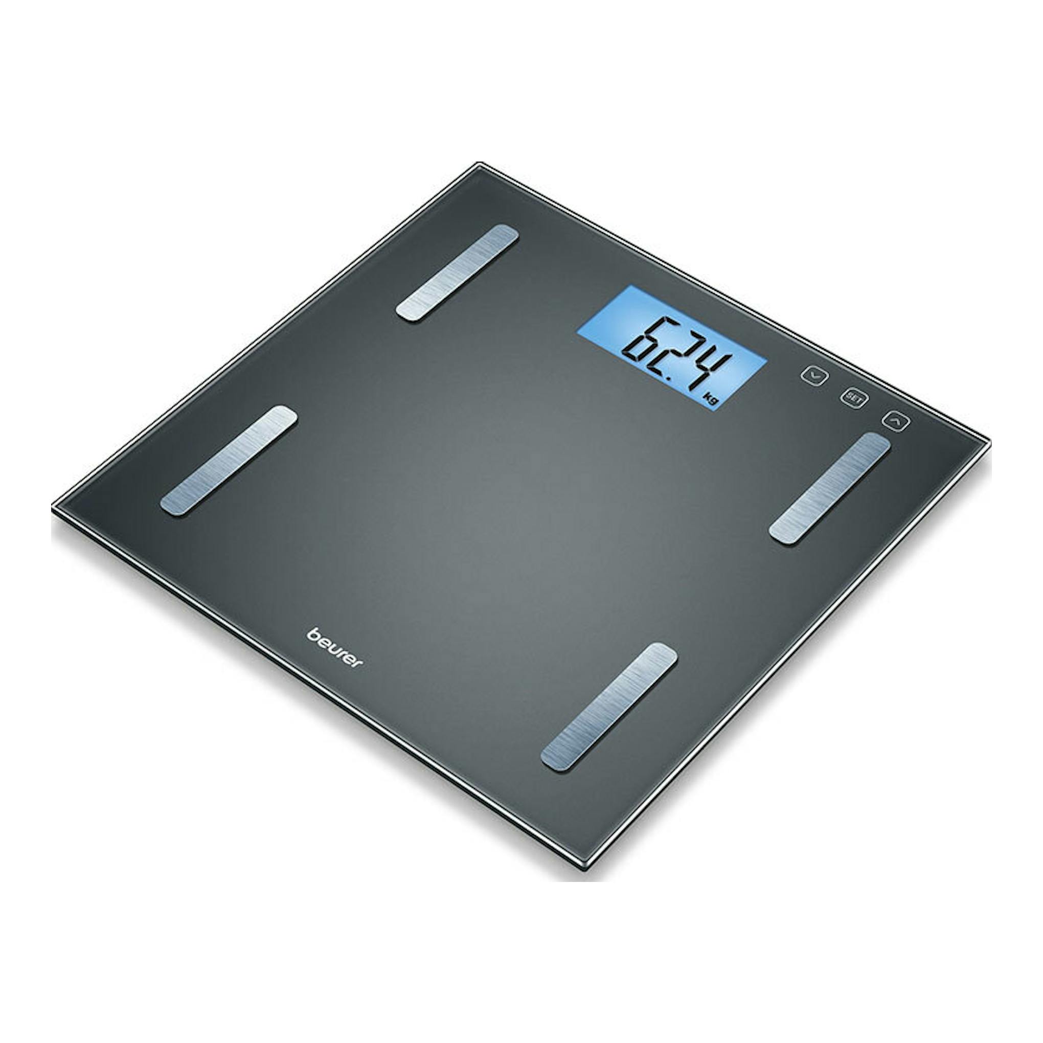 Báscula digital Beurer BF-180 negra, vista en ángulo, con pantalla azul mostrando 62,4 kg.